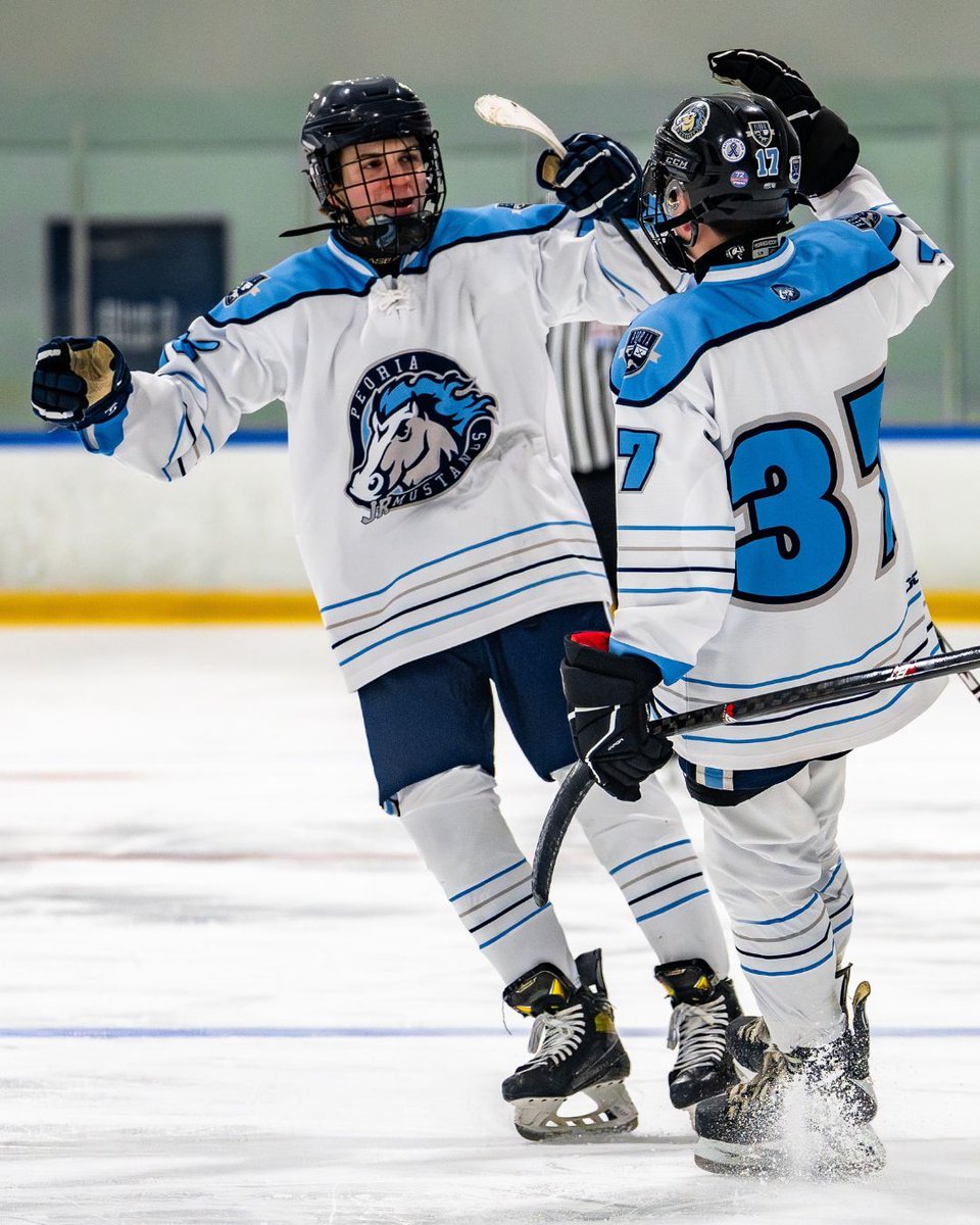 200x85's tweet image. Howies Hometown Cup set the bar high—now we’re ready for CCM Happy Valley, CCM Denver, and Dick’s Hometown Classic this weekend. Can they match the hype? 🏒💥

#200x85 #YouthHockey #HometownCup