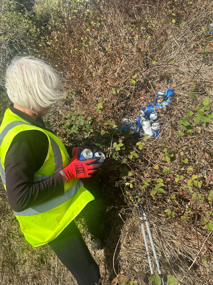 AndrewRuscoe's tweet image. The Cefn Litter Pickers Strike Again as they tackle the Streets of Cefn! 💪🌍

This afternoon our incredible #StayOnSide Cefn Litter Pickers team took to the streets of Cefn Mawr.

👏 Huge thanks to Jacqueline Palmer, Lucy Gregory &amp;amp; Rick Gregory, Janet Jones, and Andy Ruscoe who…