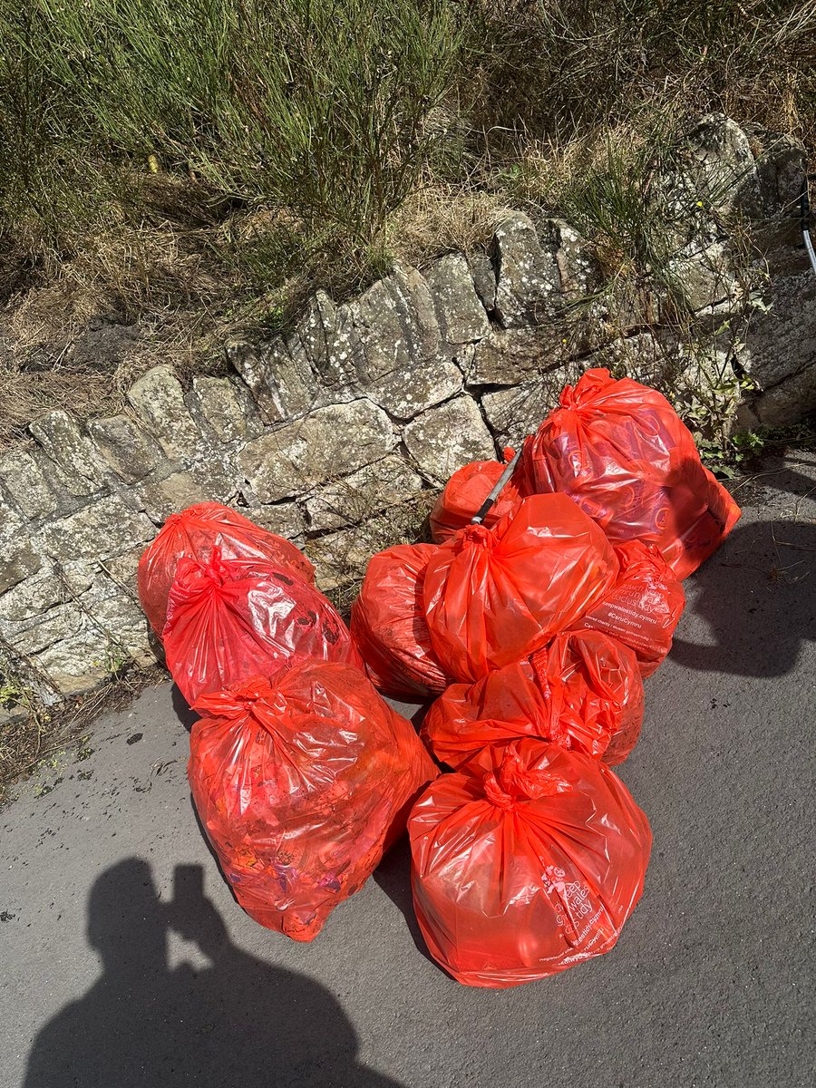 AndrewRuscoe's tweet image. The Cefn Litter Pickers Strike Again as they tackle the Streets of Cefn! 💪🌍

This afternoon our incredible #StayOnSide Cefn Litter Pickers team took to the streets of Cefn Mawr.

👏 Huge thanks to Jacqueline Palmer, Lucy Gregory &amp;amp; Rick Gregory, Janet Jones, and Andy Ruscoe who…