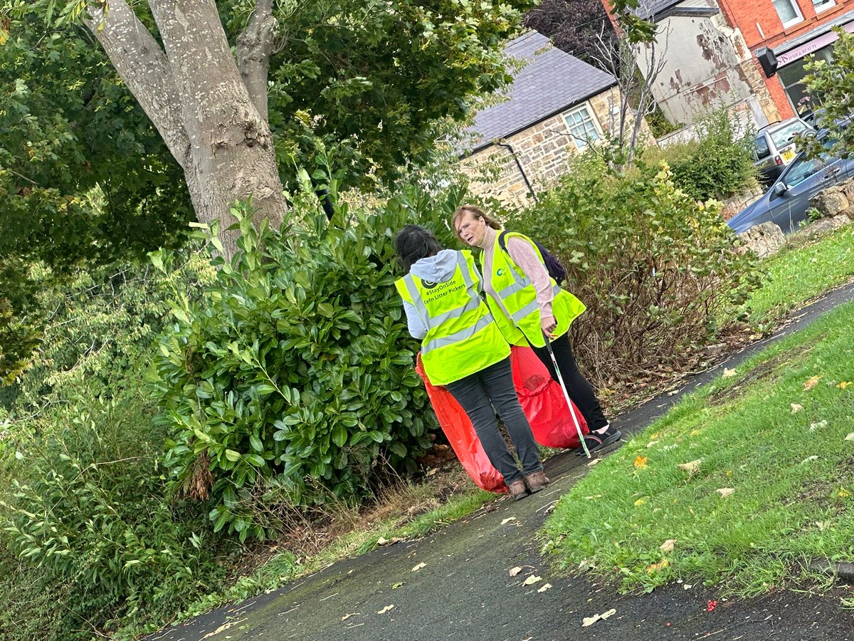 AndrewRuscoe's tweet image. The Cefn Litter Pickers Strike Again as they tackle the Streets of Cefn! 💪🌍

This afternoon our incredible #StayOnSide Cefn Litter Pickers team took to the streets of Cefn Mawr.

👏 Huge thanks to Jacqueline Palmer, Lucy Gregory &amp;amp; Rick Gregory, Janet Jones, and Andy Ruscoe who…