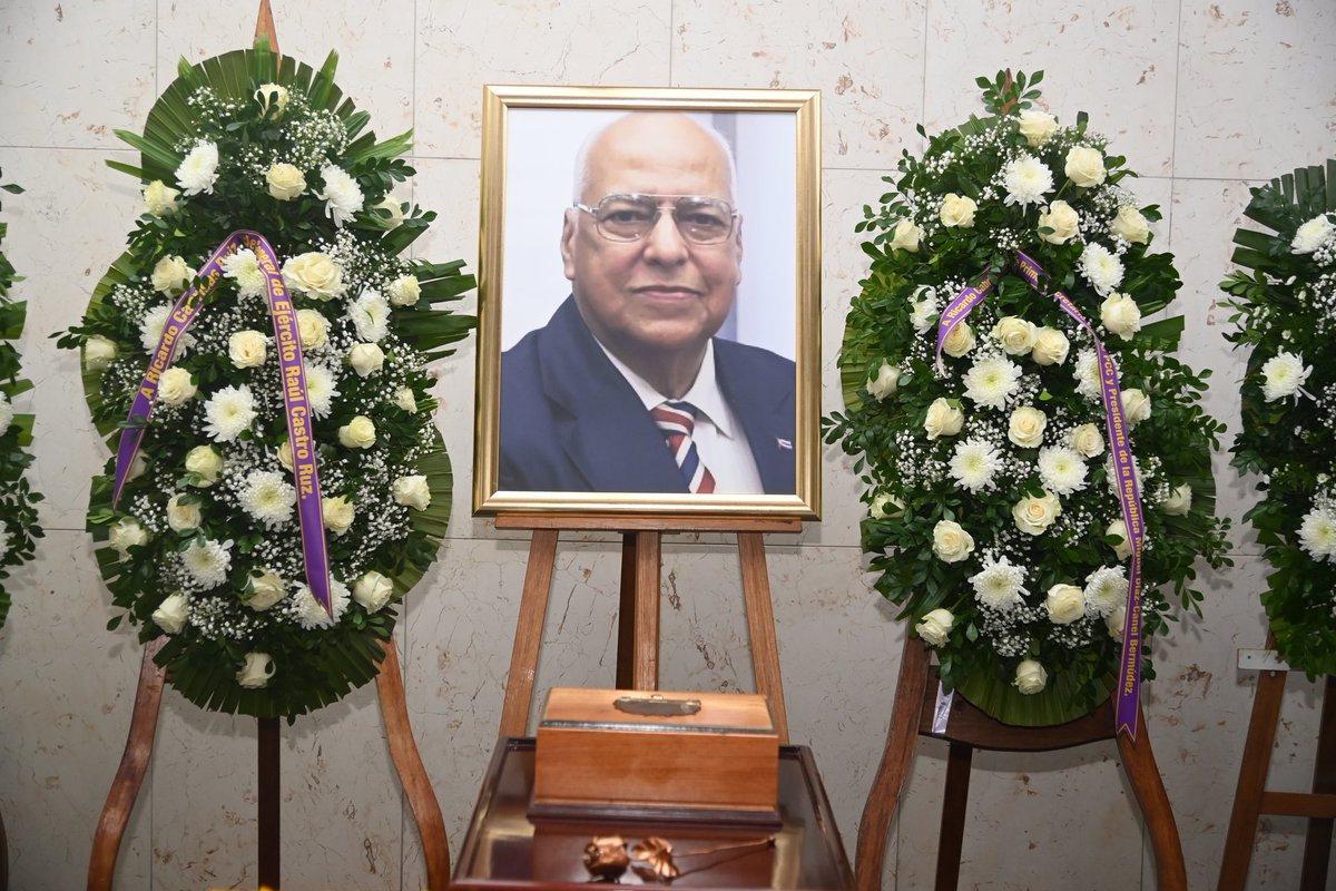 🇨🇺| Una ofrenda floral del líder de la Revolución, General de Ejército, Raúl Castro Ruz, acompaña las cenizas del querido compañero Ricardo Cabrisas, en el sentido homenaje que protagonizan esta mañana su familia, amigos y compañeros de trabajo de todos los sectores del país.