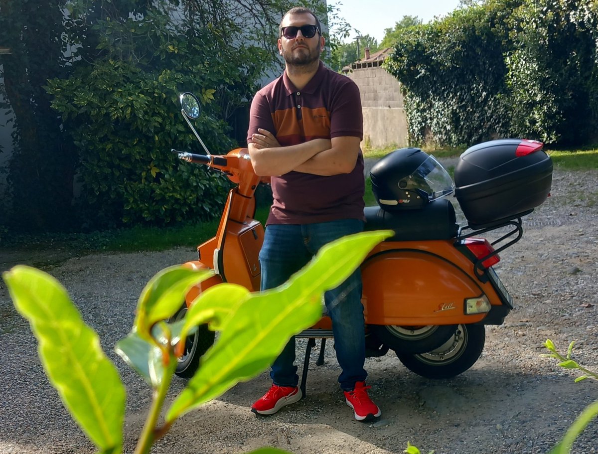 Niente, volevo pavoneggiarmi un po' per la polo che fa pendant con la Vespa, ma ho la posa plastica di un manichino per i calci di punizione.