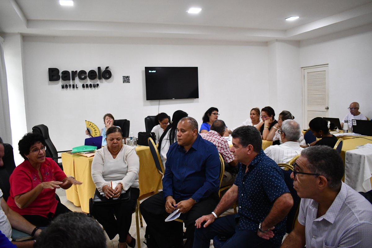 En el segundo y último día del Taller sobre el estudio de las Estrategias de Desarrollo Municipal (EDM), los funcionarios y participantes prosiguen con el análisis crítico de una EDM.