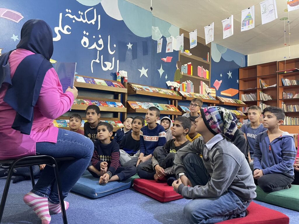 【レバノンの非公式教育センターに「読書コーナー」を整備】
15のモデル施設から始まり、低コストの工夫を活かして、現在では125のセンターで約69,000人の子どもたちが本を自由に手に取れる場所が生まれています。
記事の詳細👉 bit.ly/4n3K6mq
#ルームトゥリード #レバノン #読書