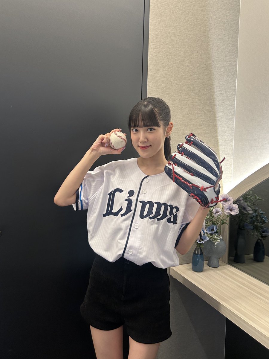 念願叶って
ベルーナドームにて始球式させて頂きました⚾️
父であり、推しである小関竜也監督と
この場所に一緒に立てたこと。
一生の思い出です。
ファンの皆さま応援して下さりありがとうございました！！🫶🏻

 #seibulions 
 #埼玉西武ライオンズ 
 #小関竜也 監督
 #小関舞
 #始球式