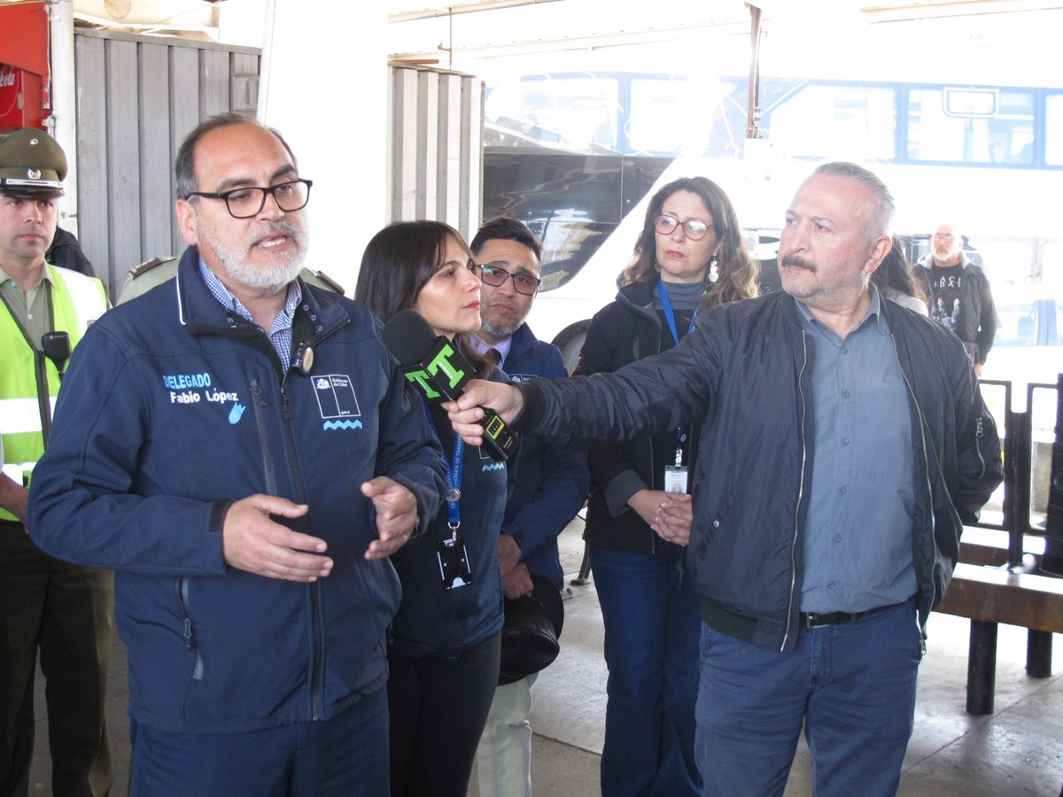 drtohiggins's tweet photo. Además, la autoridad regional, aprovecho la oportunidad para difundir entre los asistente del terminal, normativa relacionada con Jornadas de trabajo y descansos de conductores, auxiliares de buses, personas trabajadoras del comercio y de las fondas o ramadas. @DPROhiggins https://t.co/d5fOgQgqI5