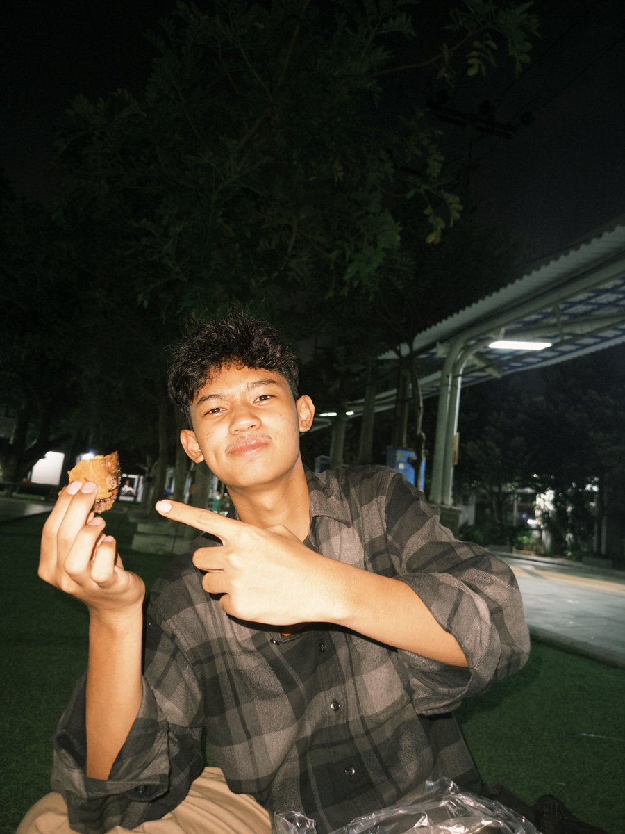 wri0thestey's tweet photo. penghuni malam kampus b https://t.co/uD8NTaVr9v