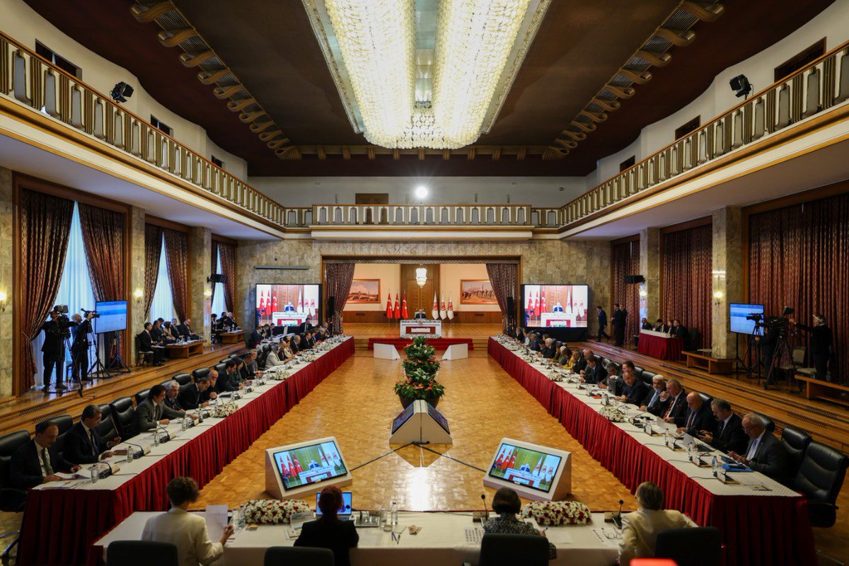 Terörsüz Türkiye sürecinde “Milli Dayanışma, Kardeşlik ve Demokrasi Komisyonu”nun 10’uncu toplantısı bugün gerçekleştirildi. Komisyon toplantısında çatışma çözümü alanında çalışmaları bulunan Prof. Dr. Havva Kök Arslan, Prof. Dr. Sevtap Yokuş Veznedaroğlu, Prof. Dr. Ayşe Betül