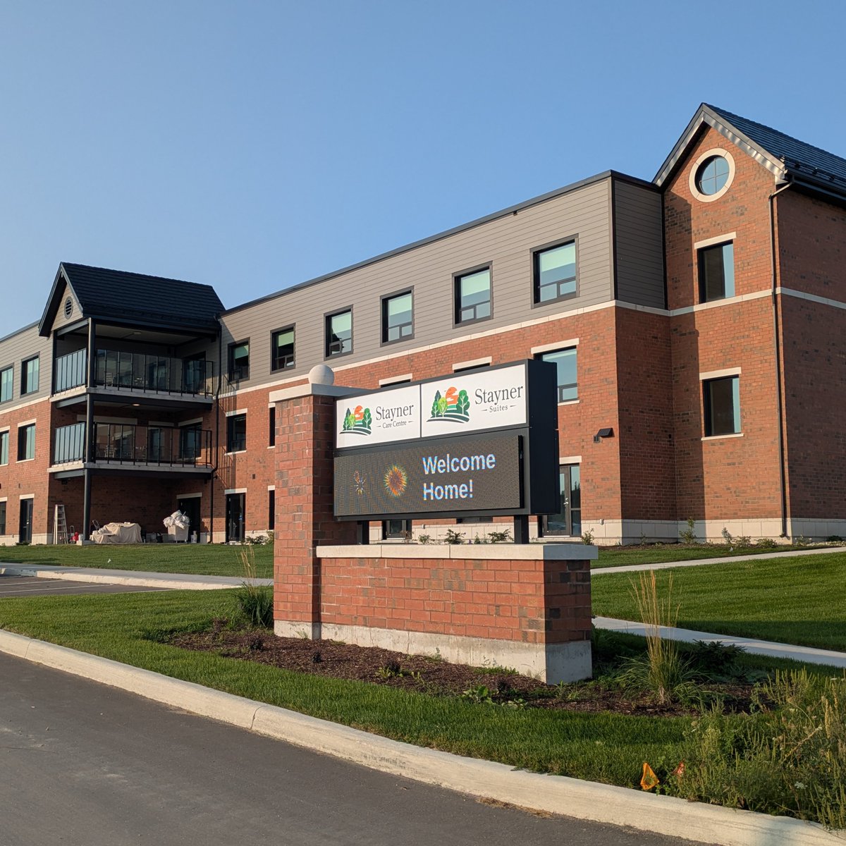 Jarlette's tweet image. Stayner Care Centre has moved, just down the highway, to a gorgeous redeveloped home! Thank you to local champions, #provincialgovernment &amp;amp; #ClearviewTownship for helping to bring our vision for next generation of long-term care to reality! @OLTCAnews @NatKusendova #redevelopment