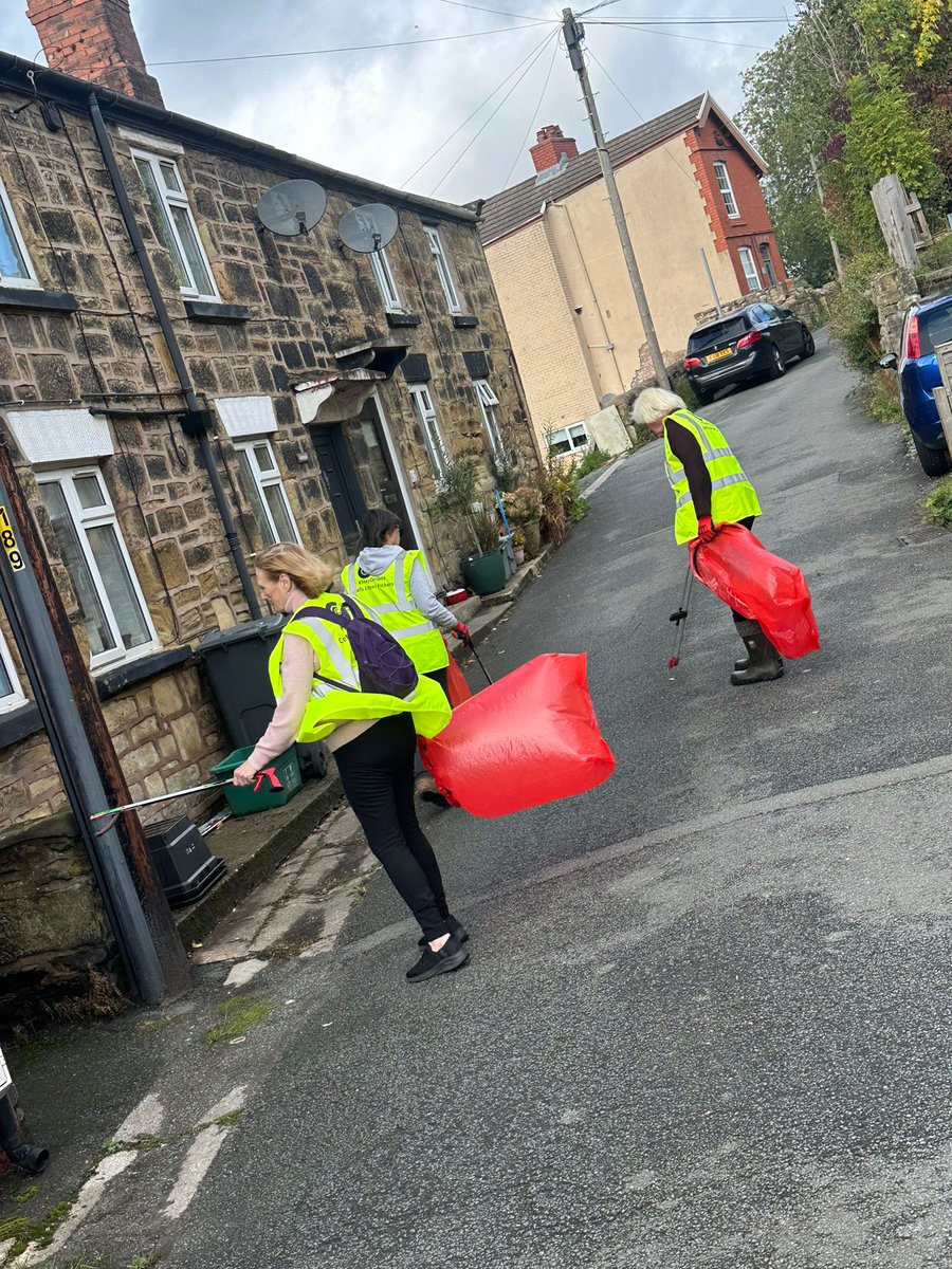 CefnCouncil's tweet image. The Cefn Litter Pickers Strike again!!

A massive thank you to Jacqueline, Janet, Rick, Lucy &amp;amp; our Community Development Officer @AndrewRuscoe.

11 Bags collected and more streets cleaner.

This project is funded by the @TNLComFundWales