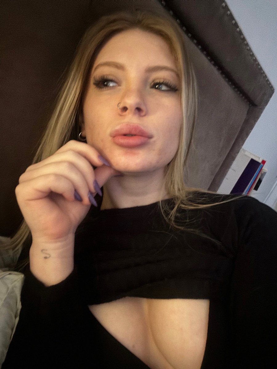 CallMeeBritt's tweet photo. Late night reading turned into daydreaming... about you. Message me😈💦✨ https://t.co/Xy5CRPkJTj