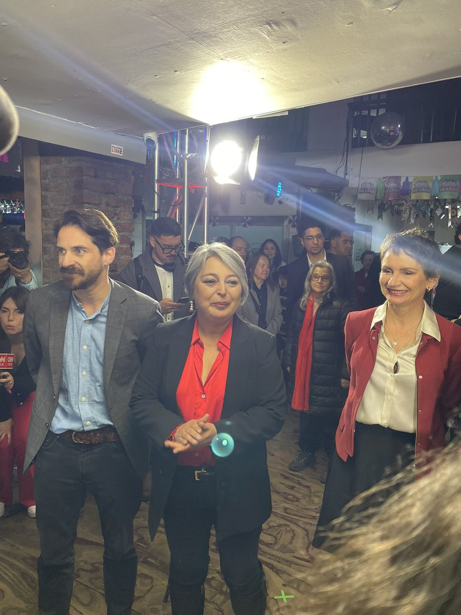 Martín Ortiz Vásquez (@martin_ortizz) on Twitter photo Con la presencia de Carolina Tohá y Gonzalo Winter, así la candidata del oficialismo y la DC Jeannette Jara da el inicio oficial a la campaña presidencial
<a href="/chvnoticias/">CHV Noticias</a> Con la presencia de Carolina Tohá y Gonzalo Winter, así la candidata del oficialismo y la DC Jeannette Jara da el inicio oficial a la campaña presidencial
<a href="/chvnoticias/">CHV Noticias</a>
