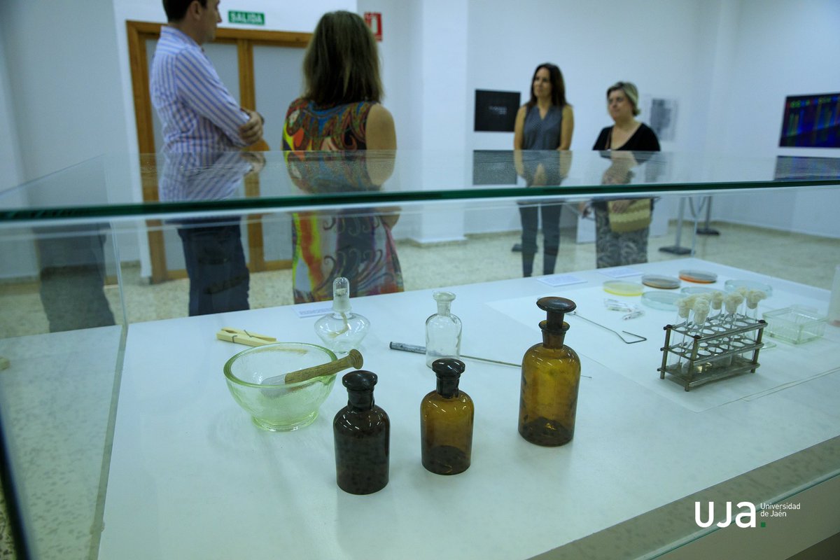 ¡Ya inauguradas! 
📚 𝗟𝗶𝗯𝗿𝗼𝘀 𝗱𝗲 𝗮𝗿𝘁𝗶𝘀𝘁𝗮 𝟮𝟬𝟮𝟱
📍 Vestíbulo Biblioteca EPS de Linares
🔬 𝗢𝗯𝗿𝗮 𝗶𝗻𝘃𝗶𝘁𝗮𝗱𝗮 // 𝗣𝗮𝘁𝗿𝗶𝗺𝗼𝗻𝗶𝗼 𝗰𝗶𝗲𝗻𝘁𝛊́𝗳𝗶𝗰𝗼
📌 Sala de exposiciones / Antigua EPS de Linares, Edif. “B”
<a href="/EPSLinares/">EPSLinares</a> <a href="/ujaen/">Universidad de Jaén</a>