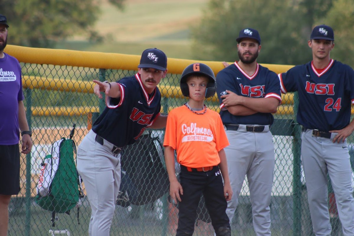 RyanReynolds's tweet photo. When you want to steal home but you're pretty sure the 3B coach is an undercover cop. @Beef1455 https://t.co/6ghSIPovKk