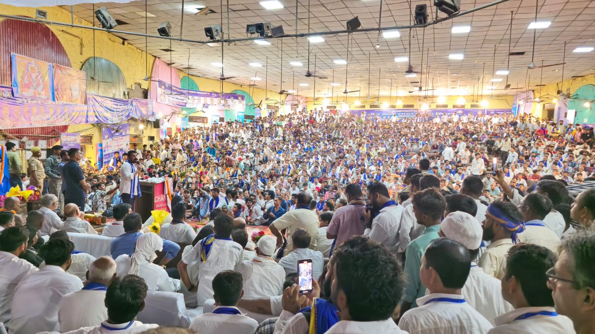 आज यूपी के जिला बरेली में आयोजित प्रबुद्ध जनसम्मेलन में अपनों के बीच अनेक महत्वपूर्ण विषयों पर विचार साझा किए। 

 ये भीड़ नही आने वाले कल का इशारा है,,जो बहुजन समाज का होगा,,,ये भीड़ ही 2026-27 के चुनाव में एक मजबूती के साथ  भाई चन्द्रशेखर आज़ाद जी को मजबूत करेगी ।