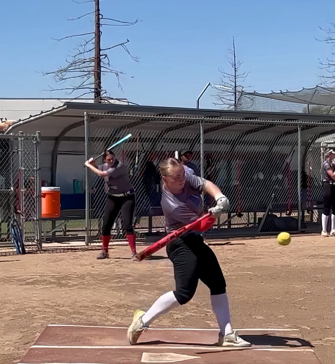 Easton / Rawlings Demo Day 💥
.
#eastonfastpitchbats #rawlingsfastpitch #falconfamily