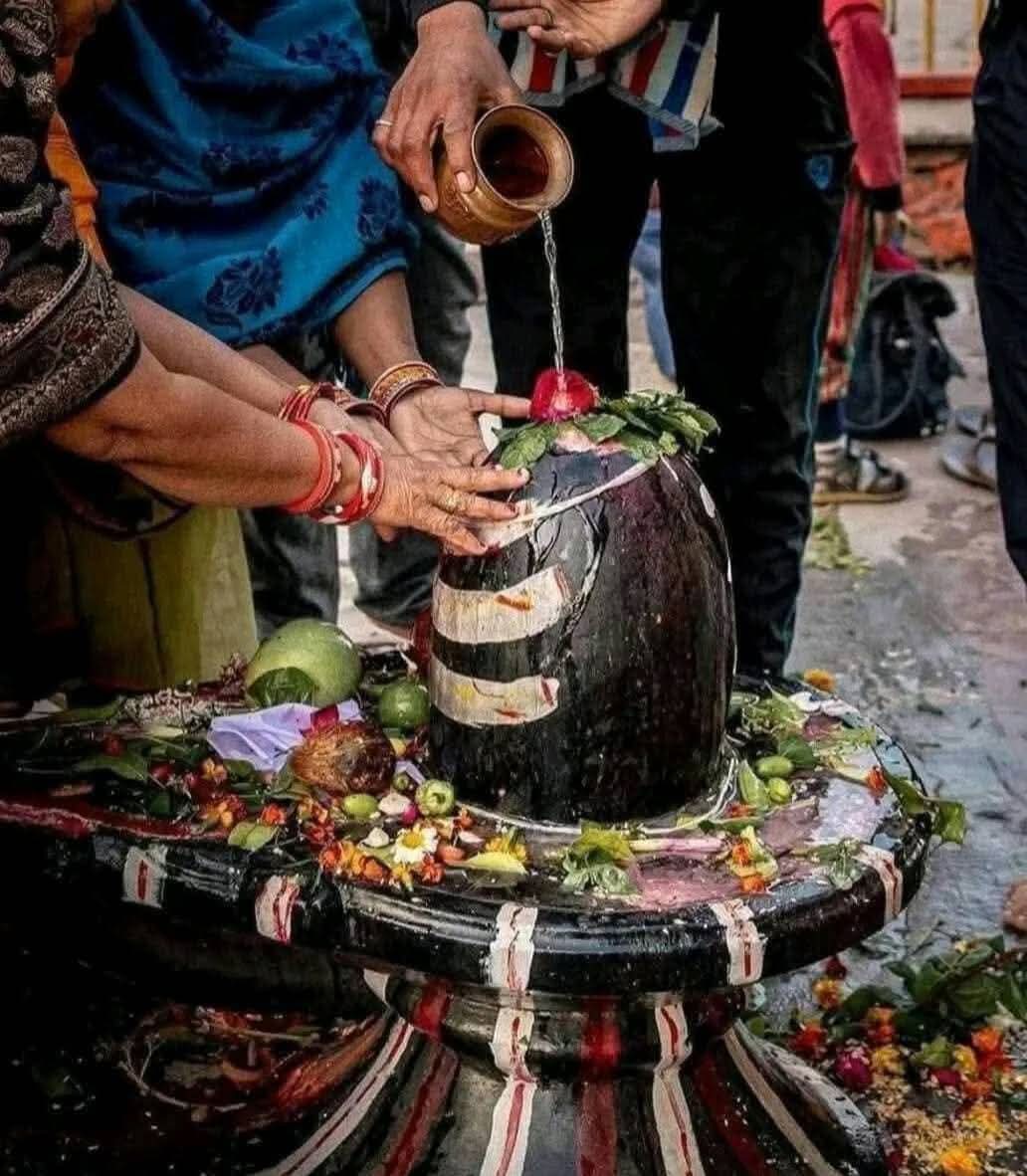 मन का झुकना बहुत जरूरी है,
मात्र सिर झुकाने से प्रभु नहीं मिलते..!❤️