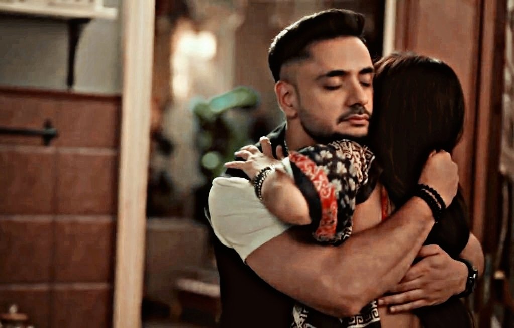 You know those kinds of hugs, where the touch of your body &amp; the warmth of their skin reaches your heart ❤️ 

#mannat #ManVik