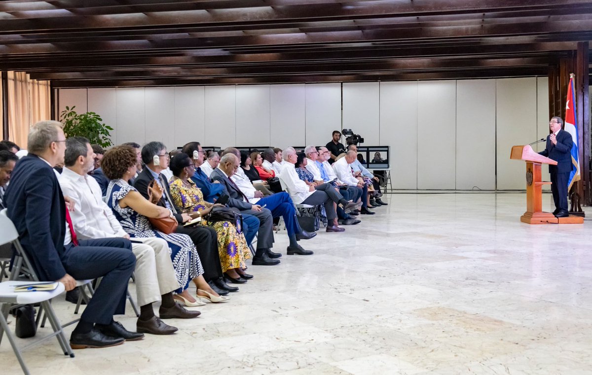 Cancillería de Cuba (@cubaminrex) on Twitter photo 📸 | En la mañana de hoy, el Canciller de #Cuba 🇨🇺, <a href="/BrunoRguezP/">Bruno Rodríguez P</a>, presentó el Informe Nacional sobre las afectaciones del bloqueo (marzo/2024-febrero/2025) al Cuerpo Diplomático acreditado en La Habana.
#TumbaElBloqueo 📸 | En la mañana de hoy, el Canciller de #Cuba 🇨🇺, <a href="/BrunoRguezP/">Bruno Rodríguez P</a>, presentó el Informe Nacional sobre las afectaciones del bloqueo (marzo/2024-febrero/2025) al Cuerpo Diplomático acreditado en La Habana.
#TumbaElBloqueo