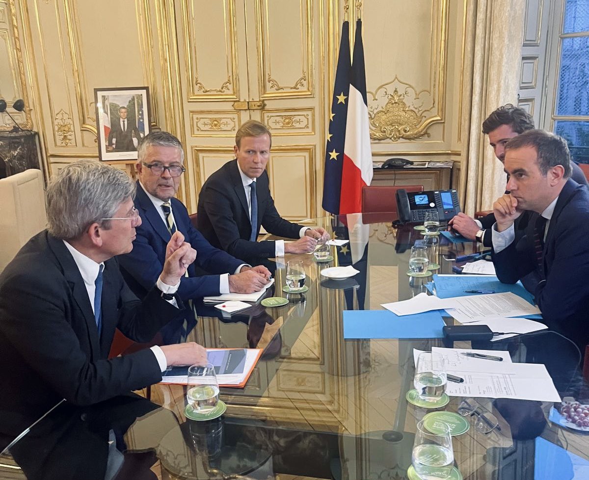 🇫🇷🤝 Rencontre avec le Premier ministre aux côtés de <a href="/C_deCourson/">Charles de Courson</a> et <a href="/BertrandPancher/">Bertrand Pancher</a>. Nous avons présenté nos propositions en insistant sur la défense des retraités et classes moyennes. Pour être juste, l’effort doit être partagé. <a href="/UTILES_leparti/">UTILES</a> #consultation #DirectAN