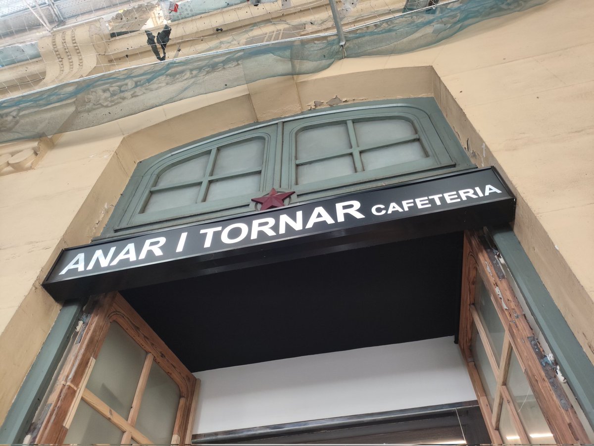 Açò crec que és del poquet que n'hi a tot el centre de valencià rotulat en valencià.
Perquè després vingau en què si la imposició del valencià