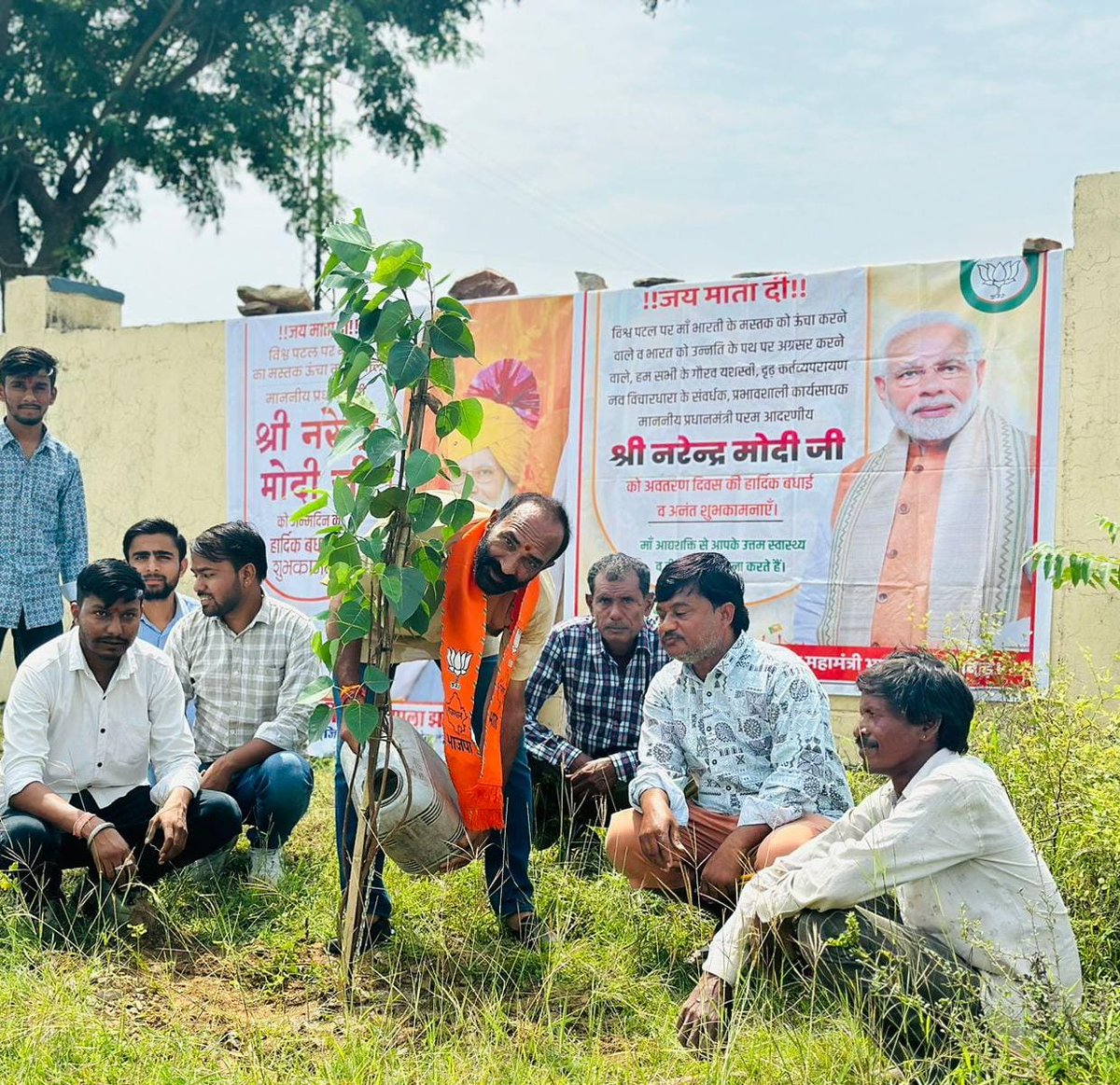 BJP4Rajasthan's tweet image. यशस्वी प्रधानमंत्री श्री @narendramodi जी का 75वां जन्मदिन भाजपा कोटा देहात के जिला प्रभारी श्री इन्द्रजीत सिंह झाला एवं भाजपा कार्यकर्ताओं ने मुख-बधिर बच्चों के साथ हर्षोल्लास से मनाया। 

इस अवसर पर बच्चों के साथ केक काटा गया, पौधा रोपण किया गया तथा सभी बच्चों को स्नेहपूर्वक…