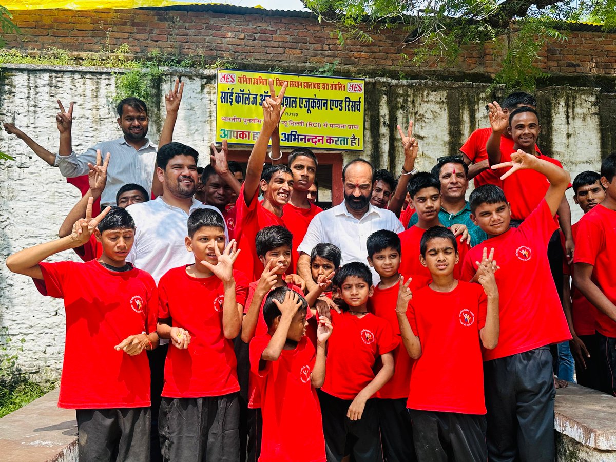 BJP4Rajasthan's tweet image. यशस्वी प्रधानमंत्री श्री @narendramodi जी का 75वां जन्मदिन भाजपा कोटा देहात के जिला प्रभारी श्री इन्द्रजीत सिंह झाला एवं भाजपा कार्यकर्ताओं ने मुख-बधिर बच्चों के साथ हर्षोल्लास से मनाया। 

इस अवसर पर बच्चों के साथ केक काटा गया, पौधा रोपण किया गया तथा सभी बच्चों को स्नेहपूर्वक…