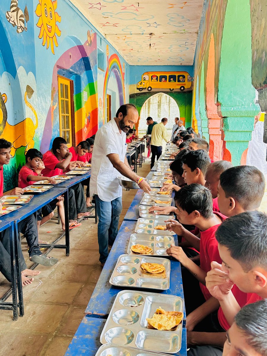 BJP4Rajasthan's tweet image. यशस्वी प्रधानमंत्री श्री @narendramodi जी का 75वां जन्मदिन भाजपा कोटा देहात के जिला प्रभारी श्री इन्द्रजीत सिंह झाला एवं भाजपा कार्यकर्ताओं ने मुख-बधिर बच्चों के साथ हर्षोल्लास से मनाया। 

इस अवसर पर बच्चों के साथ केक काटा गया, पौधा रोपण किया गया तथा सभी बच्चों को स्नेहपूर्वक…