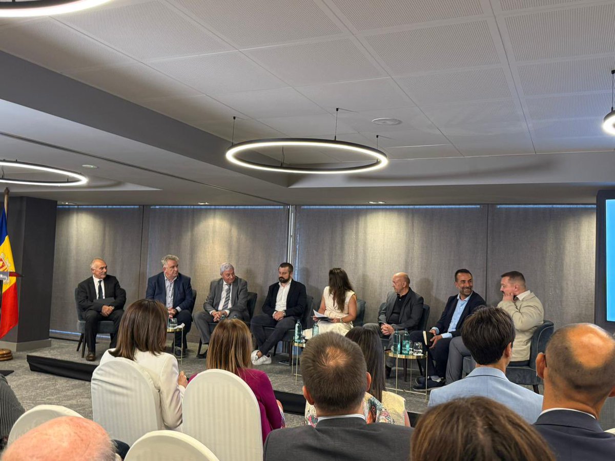 El president de la CEA, Gerard Cadena, participa a les Primeres Jornades de Cooperació Transfronterera. En la seva intervenció ha destacat la necessitat d’obrir les portes a la diversificació i a estrènyer rls llaços a banda i banda de la frontera.