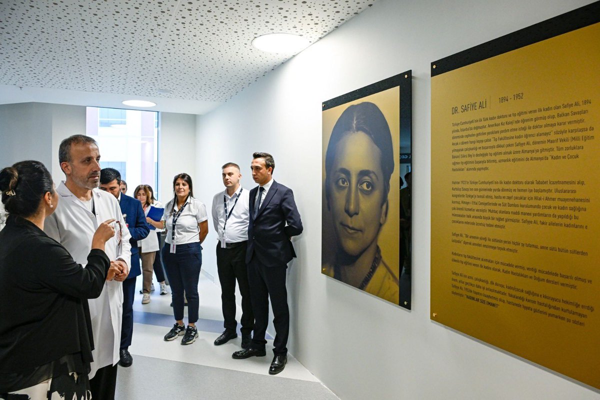 Ankara Etlik Şehir Hastanemiz Kadın Hastalıkları ve Doğum Hastanesi’nde 2025-2026 akademik yıl açılışı gerçekleştirildi.

Yeni akademik yılın tüm sağlık çalışanlarımıza ve hastanemize hayırlı olmasını diliyoruz.