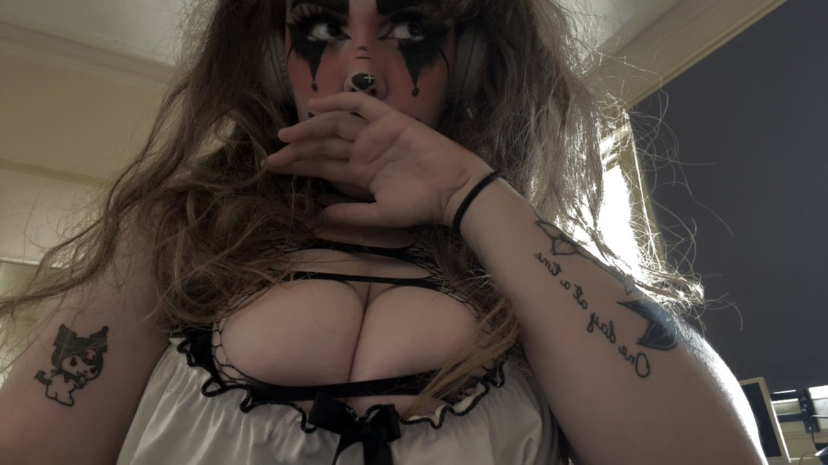 bredbycherry's tweet photo. Careful, I bite… but only if you’re lucky 🤡✨ Step right up, the show’s just for you 🖤🖤 https://t.co/P1is8C0w0L