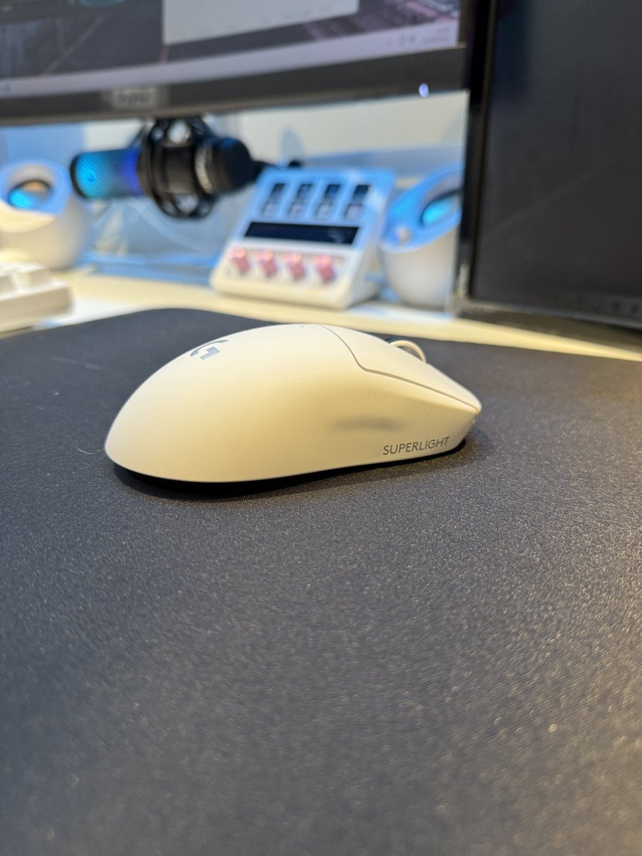 millywxo's tweet image. Tysm @LogitechG for sending me the Superlight 2 &amp;amp; G740 🥰

I think Denji approved of the new gear~ 

#ad #gifted #logitechgplaydays #logitechgplay
