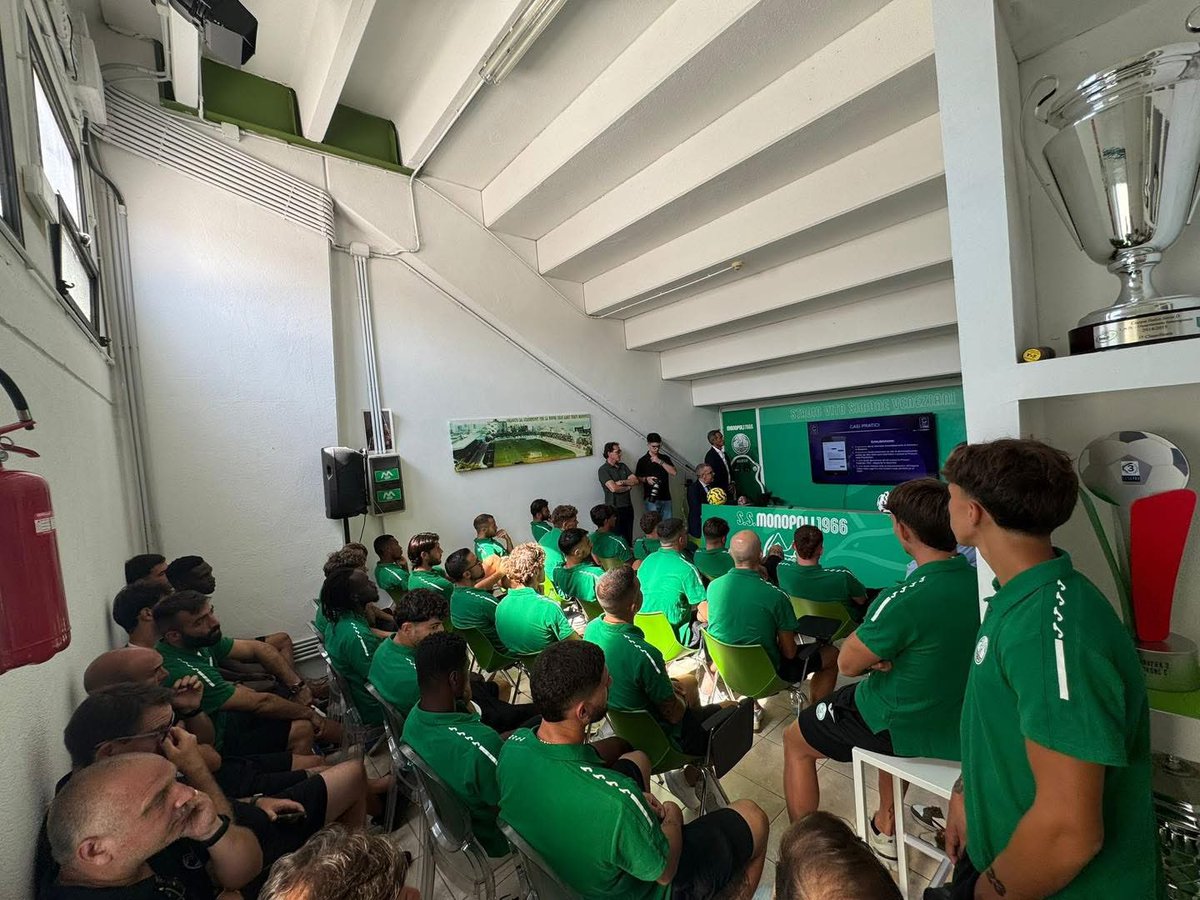 MonopoliCalcio's tweet image. L’#IntegrityTour di Lega Pro parte da Monopoli: dirigenti, tecnici e calciatori biancoverdi coinvolti nel progetto con Sportradar e AIC per contrastare il match fixing. Valori e regole al centro dell’incontro allo stadio Veneziani, prima tappa del tour 2025/26. #SerieCSkyWifi