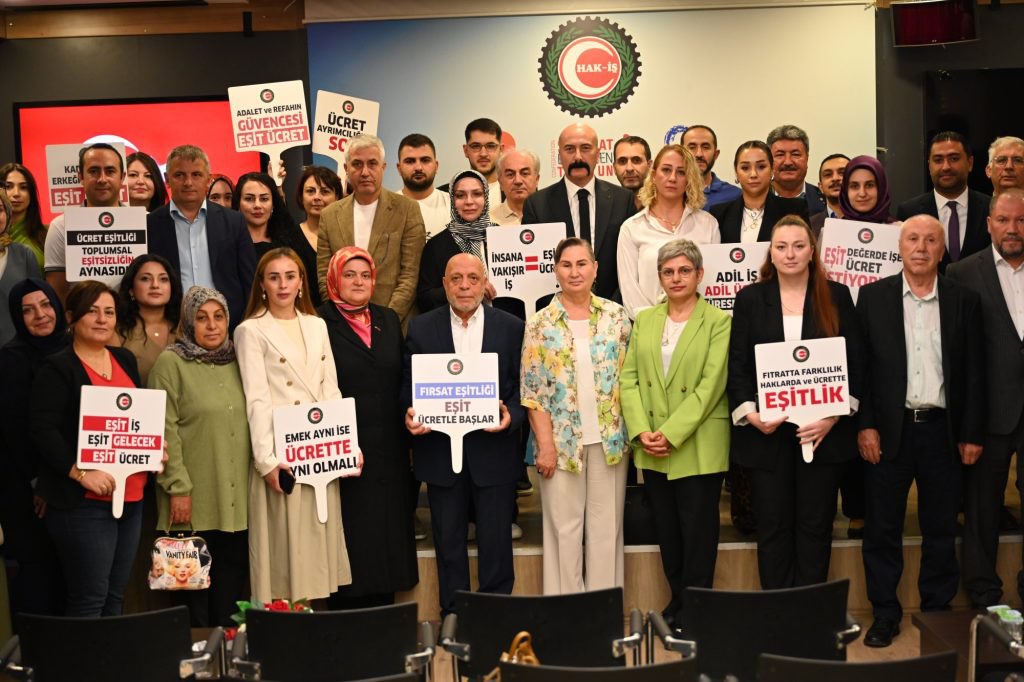 HAK-İŞ’TEN EŞİT ÜCRET GÜNÜ PROGRAMI

HAK-İŞ Konfederasyonu ve HİZMET-İŞ Sendikası Genel Başkanımız Mahmut Arslan, Uluslararası Eşit Ücret Günü dolayısıyla HAK-İŞ Kadın Komitesi tarafından düzenlenen “Refahın Güvencesi Eşit Ücret, Eşit Ücretin Güvencesi Sendikalaşma” konulu