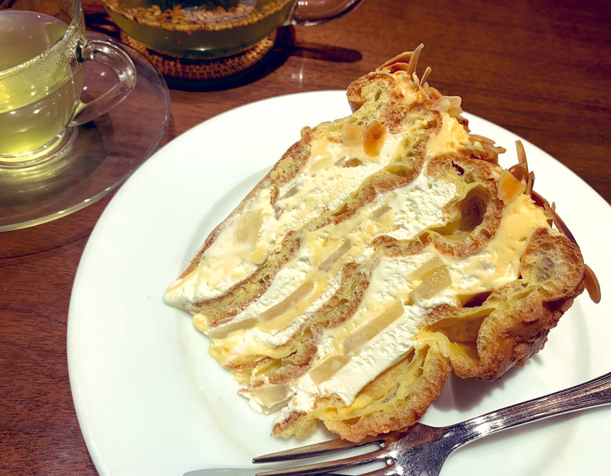 HERBSの洋梨のミルフィーユ🍐
パイよりこっちの方が好みだけど、そもそものケーキが美味しいので洋梨感は薄めかも。

#最後の晩餐は洋梨