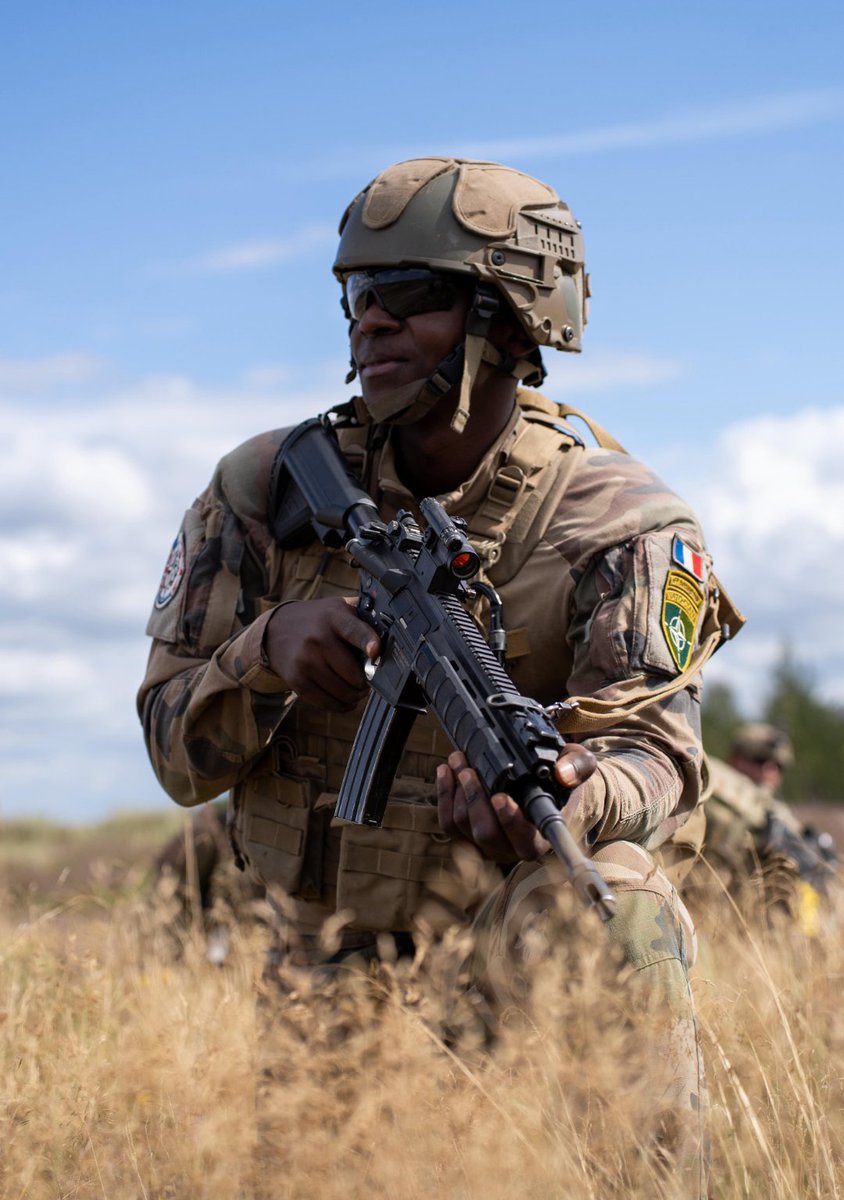 Mission first — the terrain demands it.

Portrait 📸 of a 🇲🇫 soldier from the NATO Multinational battle group in 🇪🇪.

#StrongerTogether #Mercredi #Photo #Mission #NATO
