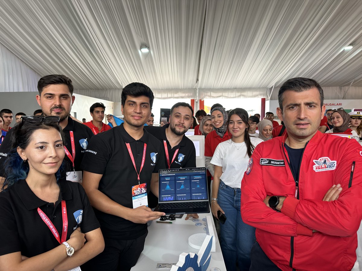 Bugün <a href="/teknofest/">TEKNOFEST</a> 2025 İstanbul standımızı ziyaret eden <a href="/Selcuk/">Selçuk Bayraktar</a> Bayraktar ile bir araya gelme fırsatı bulduk. 

PsyDefence projemizi kendisine sunduk ve bizlere değerli geri bildirimlerini paylaştı. 🚀