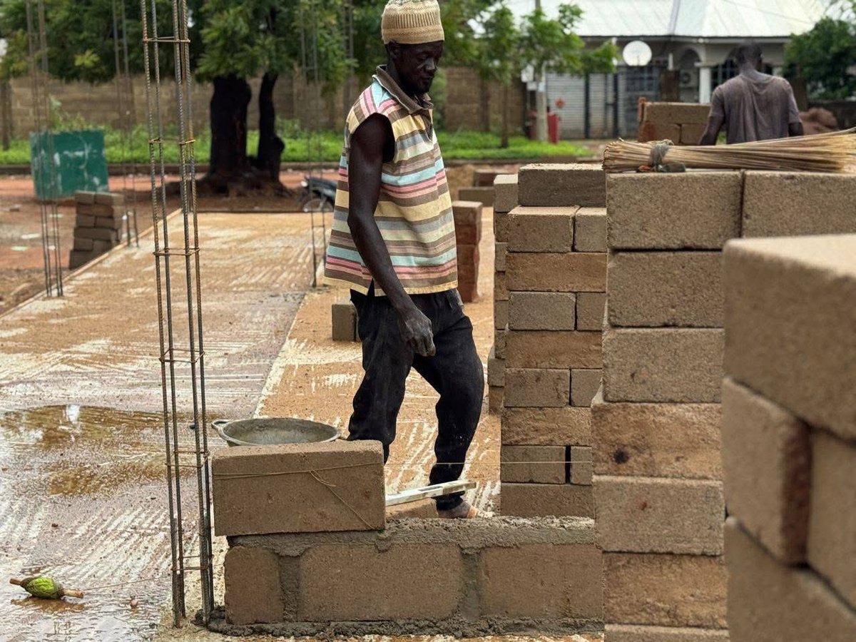 LukmanA444's tweet image. Update from Gumani Methodist School 🏫
Grateful to @HonSuhuyini for ensuring the construction of 3 classrooms, an office, and a school store. Your dedication to education is deeply appreciated.

#GumaniMethodist #MPsInitiative #PossibleTogether