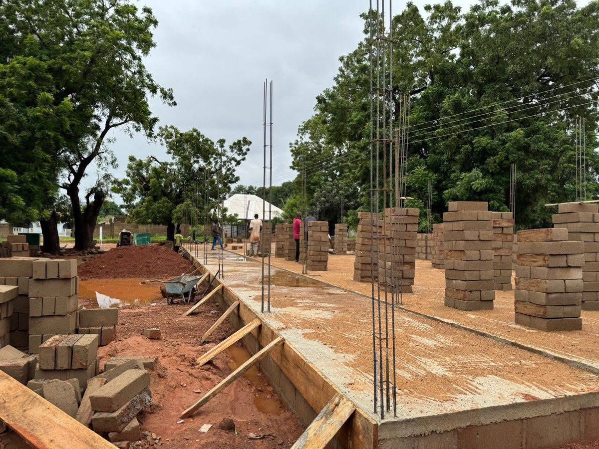 LukmanA444's tweet image. Update from Gumani Methodist School 🏫
Grateful to @HonSuhuyini for ensuring the construction of 3 classrooms, an office, and a school store. Your dedication to education is deeply appreciated.

#GumaniMethodist #MPsInitiative #PossibleTogether