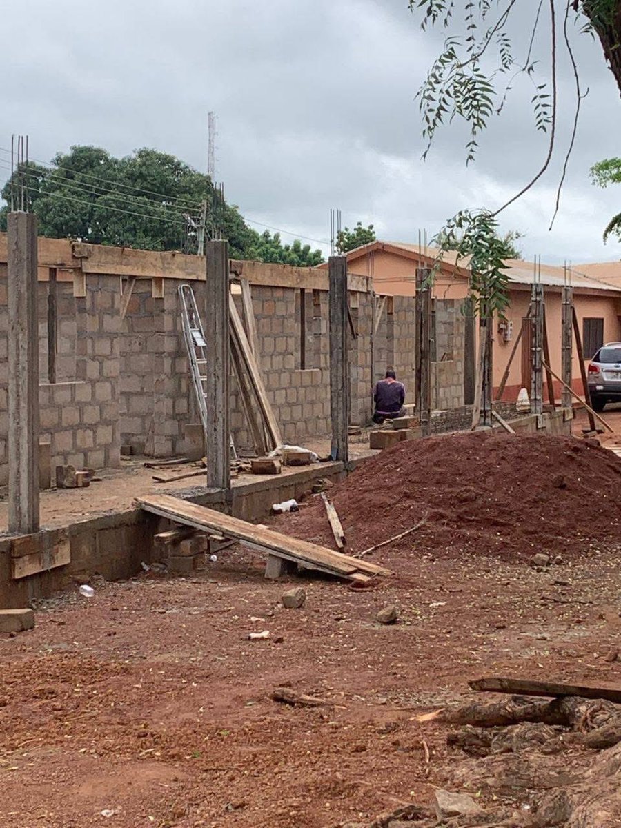 LukmanA444's tweet image. Update from Gumani Methodist School 🏫
Grateful to @HonSuhuyini for ensuring the construction of 3 classrooms, an office, and a school store. Your dedication to education is deeply appreciated.

#GumaniMethodist #MPsInitiative #PossibleTogether