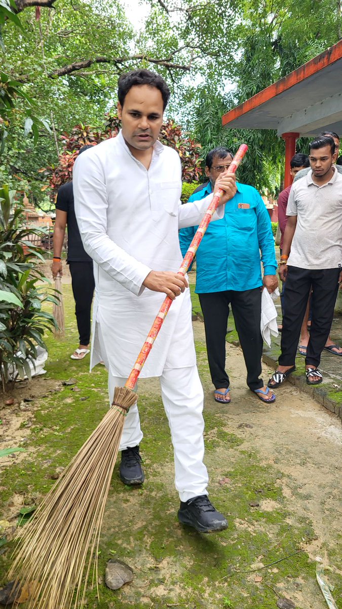 mpriteshpandey's tweet photo. स्वच्छता ही स्वच्छ वातावरण का आधार स्तंभ है.

आज अम्बेडकर��गर के शिवालय घाट मंदिर प्रांगण मोहसिनपुर अकबरपुर में यशस्वी प्रधानमंत्री आदरणीय श्री नरेन्द्र मोदी जी के 75वें जन्मदिन के शुभ अवसर पर 17 सितंबर से 02 अक्टूबर, 2025 तक आयोजित हो रहे "सेवा पखवाड़े" के अंतर्गत "स्वच्छता अभियान" कार्यक्रम हुआ.

इसमें जिला मंत्री विनय पांडे जी, सुनील दुबे जी, सप्पु तिवारी जी, अशोक पांडे जी, रिंकू श्रीवास्तव जी, उत्तम जायसवाल जी, जितेंद्र जी, अभिषेक जी, प्रशांत जी, अमन जी, प्रियांशु जी, विक्रांत जी, अलिंद ज��, गुलशन जी, परम फाउंडेशन के अध्यक्ष धीरेंद्र पांडेय जी समेत अनेक लोगों ने  सफाई अभियान में हिस्सा लिया.
