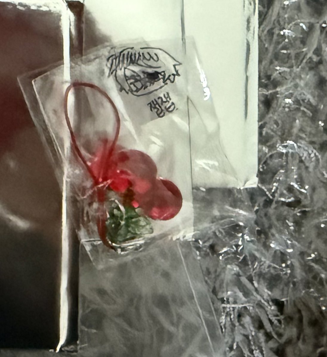 소중한 지인에게
신바시가 그려진 체리 키링을 선물받았습니다
뭘까…
날 사랑한다는 것인가