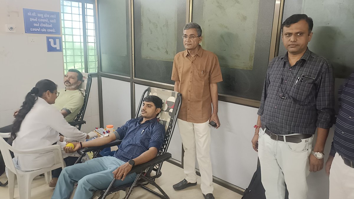 CDHOMeh's tweet image. &quot;સ્વસ્થ નારી સશક્ત પરિવાર અભિયાન&quot; જીલ્લા કક્ષાના કાર્યક્રમમાં બેચરાજી ખાતે  યોજાયેલ રક્તદાન કેમ્પમાં ૬૮ રક્ત યુનિટ મળેલ તેમજ રક્તદાતાને સન્માનિત કરેલ
#SNSPA #સ્વસ્થનારીસશક્તપરિવારઅભિયાન #healthplanet #રક્તદાનમહાદાન
@CollectorMeh
@ddo_mehsana
@HealthDeptGuj
@irushikeshpatel