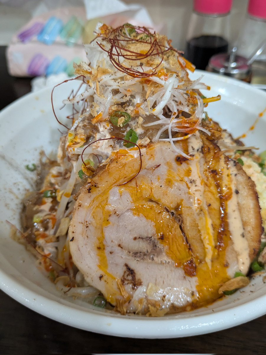 豚粉屋さんへ
冷やし汁なし担二郎

なんという綺麗な盛り！
冷やしも美味しい！

#豚粉屋