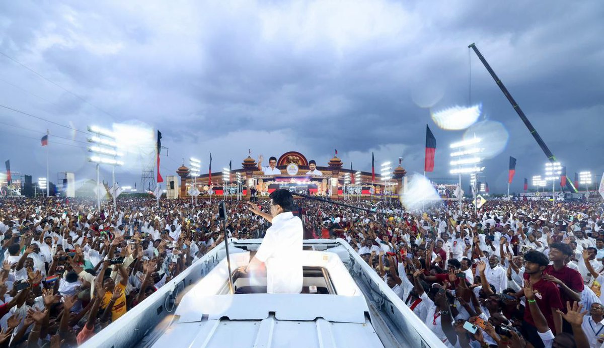 arivalayam's tweet photo. இந்த தமிழ்மண்தான் நமக்கு அனைத்தையும் கொடுத்தது!
இந்த மண்ணைக் காக்கும் பொறுப்பும் கடமையும் நமக்குத்தான் இருக்கிறது!

எட்டுக் கோடித் தமிழ் மக்களின் ஆற்றலும் ஆதரவும் நமக்குப் பக்கபலமாக இருக்கிறது!
இதே உறுதியுடன் போராடுவோம்!

போராடித் தலைநிமிர்த்திய தமிழ்நாட்டை ஒருநாளும் தலைகுனிய விடமாட்டோம்!

கழகத் தலைவர் – மாண்புமிகு முதலமை��்சர் திரு. மு.க.ஸ்டாலின் அவர்கள் உரை.

---

கரூரில், இன்று (17-09-2025) நடைபெற்ற கழக முப்பெரும் விழாவில் கழகத் தலைவரும் மாண்புமிகு தமிழ்நாடு முதலமைச்சருமான திரு. மு.க. ஸ்டாலின் அவர்கள் ஆற்றிய எழுச்சியுரையின் விவரம் வருமாறு:

இது முப்பெரும் விழாவா, விரைவில் நாம் சந்திக்க இருக்கும் வெற்றி விழாவா...!

இது கரூர் அல்ல; திராவிட முன்னேற்றக் கழக ஊர்! கொட்டும் மழையில்தான் பேரறிஞர் அண்ணா அவர்கள், இதே நாளில் வடசென்��ைப் பகுதியில் அமைந்திருக்கும் ராபின்சன் பூங்காவில் கழகத்தைத் தொடங்கி வைத்தார்கள். அவ்வாறு தொடங்கி வைத்த இந்தக் கழகம், 75-ஆம் ஆண்டுகாலம் மட்டுமல்ல, நூற்றாண்டும் நாம் காணப் போகிறோம்.

உங்களிடம் பேசுவதைவிட, இந்தக் கொட்டும் மழையிலும் உங்களின் எழுச்சியைப் பார்த்துக் கொண்டே இருக்கலாம் என்று எனக்கு உணர்வு ஏற்பட்டிருக்கிறது! என்ன உணர்ச்சி! என்ன ஆர்வம்!

என் உயிரோடு கலந்திருக்கும் ��ுத்தமிழறிஞர் தலைவர் கலைஞர் அவர்களின் உடன்பிறப்புகளே உங்களுக்கு என் முதல் வணக்கம்!

உடல்நிலை காரணமாக வர முடியாத சூழ்நிலையில், இந்த நிகழ்ச்சிகள் அனைத்தையும் நேரலையில் தொலைக்காட்சியில் பார்த்துக்கொண்டிருக்கும் பொதுச்செயலாளர் அண்ணன் துரைமுருகன் அவர்களுக்கு என் வணக்கம்! அவர் வரமுடியாத காரணத்தினால் தலைமைப் பொறுப்பைக் கழகப் பொருளாளர் டி.ஆர். பாலு ஏற்றுக் கொண்டிருக்கிறார், அவருக்கும் என் வணக்கம்! முதன்மைச் செயலாளர் கே.என். நேரு அவர்களே! துணைப் பொதுச் செயலாளர்கள் - ஐ. பெரியசாமி அவர்களே! திருச்���ி சிவா அவர்களே! ஆ. இராசா அவர்களே! என்னுடைய அருமைத் தங்கை கனிமொழி கருணாநிதி அவர்களே! அந்தியூர் செல்வராஜ் அவர்களே! மாண்புமிகு துணை முதலமைச்சர் – இளைஞரணிச் செயலாளர் தம்பி உதயநிதி உள்ளிட்ட – மாண்புமிகு அமைச்சர் பெருமக்களே! வரவேற்புரை ஆற்றிய கரூர் மாவட்டக் கழகச் செயலாளர் என்னுடைய இனிய சகோதரர் - அருமை சகோதரர் – பாசமிகு சகோதரர் – ஆற்றல்மிகு சகோதரர் செயல்வீரர் செந்தில்பாலாஜி அவர்களே! ஆற்றல்மிகு மாவட்டக் கழகச் செயலாளர்களே! நாடாளுமன்ற – சட்டமன்ற முன்னாள் - இந்நாள் உறுப்பினர்களே! உள்ளாட்சி அமைப்புகளின் பிரதிநிதிகளே! அமைப்புச் செயலாளர் ஆர்.எஸ். பாரதி அவர்களே! செய்தித் தொடர்புத் தலைவர் டி.கே.எஸ். இளங்கோவன் உள்ளிட்ட தலைமைக் கழக நிர்வாகிகளே! பல்வேறு விருதுகளைப் பெற்றுள்ள விருதாளர்களே! பல்வேறு அணிகளின் செயலாளர்களே! பொறுப்பாளர்களே! உங்கள் அனைவருக்கும் எனது அன்பான வணக்கம்!

இந்த ஆண்டு முப்பெரும் விழாவைக் கரூரில் நடத்த வேண்டும் என்று அனுமதி கேட்டு, அருமைச் சகோதரர் செந்தில் பாலாஜி அவர்கள், என்னிடம் வந்தார். நானும் ஒப்புதல் அளித்தேன்... 

பொதுக்கூட்டம் என்று சொல்லி, மாபெரும் எழுச்சி மாநாட்டையே இங்கே ஏற்பாட��� செய்திருக்கிறார், செயல்வீரர் செந்தில்பாலாஜி அவர்கள். நாம் கோடு போடச் சொன்னால் ரோடு போடுவார்... நீங்கள் எல்லாம் பார்த்திருப்பீர்கள். ரோடு போட்டு, அந்த ரோட்டு மேல்தான் நான் வாகனத்தில் வந்தேன்!

மேற்கு மண்டலத்தில் நம்முடைய எதிரிகளுக்கு எல்லாம் சிம்மசொப்பனமாக இருப்பவர்தான், நம்முடைய செந்தில் பாலாஜி அவர்கள்! அதனால்தான், அவர் வெளியில் இருந்தால் தங்களால் நிம்மதியாக தூங்க முடியவ��ல்லை என்று, அவரை முடக்கப் பார்த்தார்கள்! ஆனால், அவரை முடக்க முடியுமா? எடுத்த பணியை வெற்றிகரமாக முடித்து காட்டுவார்!

நான் உறுதியாகச் சொல்கிறேன்… கழக வரலாற்றிலேயே, இப்படியொரு பிரமாண்டமான முப்பெரும் விழா நடந்திருக்காது! கொட்டுகின்ற மழைய��க இருந்தாலும், அதையெல்லாம் பொருட்படுத்தாமல் குடையை பிடித்துக் கொண்டு நாற்காலிகளைத் தலையில் வைத்துக் கொண்டு இந்த நிகழ்ச்சியை நடத்திக் கொண்டிருக்கிறீர்களே... இது ஒன்றே சாட்சி! இந்த நிகழ்ச்சி சிறப்பாக இருக்க வேண்டும் என்று உழைத்த அருமைச் சகோதரர் செந்தில் பாலாஜி அவர்களுக்கும் – அவருக்குத் துணை நிற்கும் கரூர் மாவட்டக் கழக நிர்வாகிகள் அனைவருக்கும் என்னுடைய பாராட்டுகள்! வாழ்த்���ுகள்! தலைமைக் கழகத்தின் சார்பில் இருகரம் கூப்பி என்னுடைய நன்றியையும் அத்தனை பேருக்கும் நான் தெரிவித்துக் கொள்கிறேன்!

14 வயதில் கருப்பு - சிவப்பு கொடி பிடித்து, கழகம் – கழகம் என்று உழைக்கத் தொடங்கிய என்னை, இந்த இயக்கத்தின் தலைமைப் பொறுப்புக்கு கொண்டு வந்தவர்கள் நீங்கள்! ஓயாமல் உழைக்கும் உதயசூரியன்களான உங்களை ஒவ்வொரு முறை சந்திக்கும்போதும் எனக்கு புது எனர்ஜி வந்துவிடும்! காட�� - மேடு, இரவு - பகல், மழை - வெள்ளம், அடக்குமுறைகள், போராட்டங்கள், சிறைச்சாலைகள் என்று, நீங்கள் அனைவரும் போராடித்தான், என்னைத் தலைவர் ஆக்கி இருக்கிறீர்கள்!

மக்களின் ஆதரவுடன், இன்றைக்கு நாடே திரும்பிப் பார்க்கும் நம்முடைய திராவிட மாடல் அரசையும் நீங்கள்தான் உருவாக்கி, என்னை முதலமைச்சர் பொறுப்பில் உட்கார வைத்தீர்கள்! உங்களைச் சந்திப்பதைவிட எனக்கு வேறு என்ன மகிழ்ச்சி!

முப்பெரும் விழா என்றால், பகுத்தறிவுப் பகவலன் தந்தை பெரியார் பிறந்தநாள் - பேரறிஞர் பெருந்தகை அண்ணா பிறந்தநாள் - அறிவியக்கமாம் திராவிட முன்னேற்றக் கழகம் உதயமான நாள் - ஆகிய மூன்றையும் சேர்த்து, இந்த திராவிட மாதத்தில் முப்பெரும் விழாவைக் கொண்டாடுகிறோம்.

இந்த விழாவில், நாம் கடந்து வந்��� பாதையைத் திரும்பிப் பார்த்து, அதிலுள்ள மேடு - பள்ளங்களைத் திருத்திக் கொள்ளவும், நாம் அடுத்து செல்லவுள்ள பாதையை - வெற்றிப் பாதையாகச் செப்பனிடவும் ஓரிடத்தில் ஒன்றுகூடியிருக்கிறோம்!

கூடிக் கலையும் விழாவாக இல்லாமல், அறிவார்ந்த உரையாடல்களை நிகழ்த்தி, கருத்தாழமிக்க எண்ணங்களை பகிர்ந்து, கொள்கைகளைக் கூர்தீட்டும் நிகழ்ச்சியாக இது நடந்து கொண்டிருக்கிறது!

அதனால்தான், திராவிடக் ��ொள்கைகளை தூக்கிப் பிடித்து உழைத்தவர்களுக்கு மரியாதை செய்து, விருதுகள் வழங்குகிறோம்!

இந்த ஆண்டு, பகுத்தறிவுப் பகலவன் தந்தை பெரியார் பெயரிலான விருதைக் கழகத் துணைப் பொதுச்செயலாளரும் - நாடாளுமன்ற குழுத் தலைவருமான என்னுடைய அருமைத் தங்கை கனிமொழி பெற்றிருக்கிறார். அவர், பார்த்தால் கனிமொழி; நாடாளுமன்றத்தில் பேசினால் கர்ஜனை ம��ழி! திராவிட இயக்கத்தின் திருமகளாக - பெரியாரின் பேத்தியாக – பார்லிமெண்ட்-இல் ஒலிக்கிறார்!
அடுத்து, பேரறிஞர் அண்ணா பெயரிலான விருதை நம்முடைய அண்ணன் சுப. சீதாராமன் அவர்கள் பெற்றிருக்கிறார். அரசு ஊழியராக இருந்த இவரை, “ராஜினாமா செய்துவிட்டுல் கழகப் பணியாற்ற வா” என்று நம்முடைய தலைவர் கலைஞர் அழைத்தார். எப்போதும் தலைவர் கலைஞரின் சொல்லைத் தட்டாத உண்மையான தொண்டர் அண்ணன் சுப. சீதாராமன் ���வர்கள்!

அடுத்து, தமிழினத் தலைவர் கலைஞர் பெயரிலான விருதை நூற்றாண்டு கண்டவரான அண்ணன் சோ.மா. ராமச்சந்திரன் அவர்கள் பெற்றிருக்கிறார்! மிசா காலத்தில் ஓராண்டு காலம் என்னுடன் ஒரே கொட்டடியில் இருந்தவர், அண்ணன் சோ.மா. ராமச்சந்திரன் என்பது எனக்குக் கிடைத்த பெருமை!
அடுத்து, புரட்சிக் கவிஞர் - பாவேந்தர் பாரதிதாசன் பெயரிலான விருதை மறைந்த அண்ணன் குளித்தலை சிவராமன் அவர்களது குடும்பத்தின��் பெற்றிருக்கிறார்கள்! கலைஞர் அவர்கள் முதன்முதலாகப் போட்டியிட்ட குளித்தலை தொகுதிக்காரர் அவர்! அவருக்கு சிறப்புச் செய்ய அறிவித்த இந்த விருதை, அவர் பெற முடியாமல் போயிருந்தாலும், நம் இதயங்களில் நிறைந்திருக்கிறார்!
அடுத்து, இனமானப் பேராசிரியர் பெயரிலான விருதை அண்ணன் மருதூர் இராமலிங்கம் அவர்களுக்கு வழங்கியிருக்கிறோம். தலைவர் கலைஞர் இட்ட கட்டளைகளைத் தவறாமல் நிறைவேற்றிய செயல்வீரர் அவர்! ஒடுக்கப்பட்ட மக்களுக்காக ஓயாமல் பாடுபட்டவர்! இன்றைக்கும் உழைத்துக் கொண்டிருப்பவர்!

அடுத்து, எனது பெயரிலான விருதை அண்ணன் பொங்கலூர் பழனிசாமி அவர்கள் பெற்றிருக்கிறார்! மொழிப் போராட்டம் உருவாக்கிய தளகர்த்தர்களில் ஒருவர்! கொங்கு வேளாளர் சமுதாயத்தைப் பிற்படுத்தப்பட்டோர் பட்டியல���ல் சேர்க்க அவருடைய லெட்டர் பேடில்தான், 'கோரிக்கை ஏற்கப்பட்டது' என்று தலைவர் கலைஞர் தன் கைப்பட எழுதினார்.
அடுத்து, முரசொலி அறக்கட்டளை சார்பில் முரசொலி செல்வம் பெயரிலான விருதைப் பெற்றிருப்பவர், மூத்த பத்திரிகையாளர் - எழுத்தாளர் - ஏ.எஸ். பன்னீர்செல்வன் அவர்கள்! திராவிட இயக்கம் வலியுறுத்தி வரும் சமூகநீதியை - மானுடப் பற்றை - மனித உரிமைச் சிந்தனைகளை - ஆங்கில ஊடகங்களில் எழுதி வருபவர் மரியாதைக்குரிய ஏ.எஸ். பன்னீர்செல்வன் அவர்கள்.
அதேபோன்று, கழகத்தின் வெற்றிக்கும் புகழுக்கும் அடித்தளமாக – ஆணிவேராக இருக்கும், ஒன்றியம் – பகுதி – நகரம் – பேரூர்க் கழகங்களில் சிறப்பாகப் பணியாற்றிய உடன்பிறப்புகளும் இங்கு விருது பெற்றிருக்கிறார்கள்.
விருது பெற்ற அனைவருமே ஒவ்வொரு விதத்தில் பெருமைக்குரியவர்கள். விருது பெற்ற அனைவரையும் தலைமைக் கழகத்தின் சார்பிலும் - கழக உடன்பிறப்புகள் சார்பிலும் - உங்களில் ஒருவனாக வாழ்த்துகிறேன்!
திறமை - உழைப்பு - அறிவு - ஆற்றல் - ஆகியவற்றை ஒருங்கே பெற்ற தீரர்களின் கோட்டம்தான் திராவிட முன்னேற்றக் கழகம்! தந்தை பெரியார் - பேரறிஞர் அண்ணா - முத்தமிழறிஞர் கலைஞர் ஆகியோரின் வழிநின்று, தமிழினத்தின் எழுச்சிக்காக, தமிழ்நாட��டின் வளர்ச்சிக்காக உண்மையாக உழைக்கிறவர்கள் நாம்!
2019-ஆம் ஆண்டுமுதல், நாம் எதிர்கொண்ட அனைத்துத் தேர்தல்களிலும் வெற்றி பெற்று வருகிறோம். சாதாரண வெற்றி அல்ல; எதிரிகளை எல்லாம் கலங்கடிக்கும் வெற்றியைப் பெற்று வருகிறோம். இந்த வெற்றிப் பயணம், தமிழ்நாட்டு மக்களின் ஆதரவுடன் 2026-இலும் நிச்சயம் தொடரும்! திராவிட மாடல் 2.0 ஆட்சி நிச்சயம் அமையும்!
நான் பெருமையுடன் சொல்கிறேன்... இந்தியாவில் ஆயி���க்கணக்கான அரசியல் இயக்கங்கள் இருக்கிறது... எந்த இயக்கத்திலும் உங்களைப் போன்ற கொள்கை உணர்வுடைய தொண்டர்கள் இருக்க மாட்டார்கள்... இப்படி கடுமையாக உழைக்கவும் மாட்டார்கள்... “கழகம் நம்மைக் காத்தது! நாம் கழகத்தை காக்க வேண்டும்” என்று உழைக்கும் உங்களைப் போன்ற உடன்பிறப்புகள் இருக்கும்வரை எந்தக் கொம்பனாலும் திராவிட முன்னேற்றக் கழக��்தைத் தோற்கடிக்க முடியாது! உங்களுக்குத் தலைமை தொண்டனாக இருப்பது, என் வாழ்க்கையில் நான் பெற்ற பெரும் பேறு!
உங்கள் உழைப்பைத் தொடர்ந்து கொடுத்து, திராவிடம் உயர்த்திய தமிழ்நாட்டைத் தலைகுனிய விடமாட்டோம் என்று 2026 தேர்தலிலும் நீங்கள் களப்பணியாற்ற வேண்டும்! அதன்மூலமாக, தொடர்ந்து தி.மு.க. ஆட்சி அமைந்தது என்று நாம் புது வரலாறு படைக்க வேண்டும்! வரலாறு படைக்கலாமா! தயாராகி விட்டீர்களா!

அதற்காகத்தான் ‘ஓரணியில் தமிழ்நாடு’ என்று ஒரு பரப்புரையை முன்னெடுத்து, தமிழ்நாடு முழுவதும் அனைத்து கிராமங்களுக்கும் சென்று - அனைத்து வீடுகளுக்கும் சென்று, ஒரு கோடிக்கும் அதிகமான குடும்பங்களை நம்முடைய இயக்கத்தில் ஒன்றிணைத்திருக்கிறோம்!
ஒரு கோடி குடும்பங்கள் நம்மை நம்பி இணைந்திருக்கிறார்கள் என்றால், அந்த நம்பிக்கைக்கு என்ன காரணம்? தமிழ்நாட்டைக் காக்கும் காவல் அரண், திராவிட முன்னேற்றக் கழகம் மட்டும்தான்! அதற்குத் துணையாக இருப்போம் என்று அவர்களும் ஒன்றிணைந்திருக்கிறார்கள்!

தமிழ்நாட்டின் வளர்ச்சிக்கு இடையூறு செய்வது எந்தக் கொள்கை என்று மக்களுக்கு நன்றாகத் தெரியும்... அது, காவிக் கொள்கை! இரண்டாயிரம் ஆண்டுகளாக அந்தக் கொள்கைக்கு எதிராக திராவிடம் – இந்த இயக்கம் போராடிக்கொண்டு இருக்கிறது! இன்றைக்கு அந்தக் கொள்கையின் அரசியல் முகம் - பா.ஜ.க. ஒன்றியத்தில் ஆளும் பா.ஜ.க. அரசுடன் நாம் தொடர்ந்து போராடிக்கொண்டு இருக்கிறோம்!
இரண்டு நாட்களுக்கு முன்புகூட, எதிர்க்கட்சித் தலைவர் பழனிசாமி அவர்கள் என்ன பேசியிருக்கிறார்? “கடந்த அ.தி.மு.க. ஆட்சியைக் காப்பாற்றியதே பா.ஜ.க.தான்” என்று உண்மையைப் பேசியிருக்கிறார்! அந்தக் கைப்பாவை அரசை, தமிழ்நாட்டு மக்கள் தூக்கி எறியத் தி.மு.க.தான் காரணம் என்று நம்மீது வன்மத்தை கொட்டிக்கொண்டு இருக்கிறார்கள்! அதனால்தான், தொடர்ந்து நமக்கு இவ்வளவு குடைச்சல் கொடுத்துக் கொண்டிருக்கிறார்கள்! அதைப் பார்த்து பயந்து முடங்கிவிடுவோம் என்று நினைத்தார்கள்...
தி.மு.க. – என்ன மிரட்டலுக்கு பயப்படுற கட்சியா? இந்தியாவிலேயே முதல்முறையாக ஒரு மாநிலக் கட்சி, ஆட்சியைப் பிடித்த வரலாற்றை உருவாக்கியவர்க��் நாம்! 75 ஆண்டுகால ஹிஸ்டரி இருக்கிறது நமக்கு! அதற்குப் பிறகு, தமிழ்நாட்டு அரசியலுக்கு வந்த அனைத்து கட்சிகளுமே - “தி.மு.க.வை அழிப்போம் – ஒழிப்போம்” என்று சொன்னார்கள்! இப்போதும், சிலபேர் பேசிக் கொண்டிருக்கிறார்களே... ”தி.மு.க.விற்கு நாங்கள்தான் மாற்று” என்று... என்ன மாற்றப்போகிறார்கள்? தமிழ்நாட்டின் வளர்ச்சியை மாற்றி, பின்னால் இழுத்துச் செல்லப்போகிறார்கள���? நம்முடைய கொள்கைகளைவிடச் சிறந்த கொள்கைகளை யாராவது பேசுகிறார்களா? மாற்றம்... மாற்றம் என்று சொன்ன அனைவரும் மாறினார்கள்... மறைந்து போனார்கள்... ஆனால், தி.மு.க. மட்டும் மாறவில்லை! தமிழ்நாட்டு மக்கள் மனதில் இருந்து என்றைக்கும் மறையவில்லை! இதுதான் தமிழ்நாடு பாலிட்டிக்ஸ்! நம்முடைய கொள்கைதான் நம்முடைய பலம்! நாம் செய்ய வேண்டியது இன்னும் நிறைய இருக்கிறது!

ஆட்சிப் பொறுப்புக்கு வந்தபோது, எவ்வளவோ நெருக்கடியில் வந்தோம்... ஒருபக்கம் நிதிப் பற்றாக்குறை, இன்னொரு பக்கம், கொரோனா பெருந்தொற்று, இதையெல்லாம் மீறி, நான்கரை ஆண்டுகளில் இந்தியாவிலேயே எந்த மாநில அரசும் செய்யாத அளவுக்கு, ஏராளமான திட்டங்களைச் செயல்படுத்தி, தமிழ்நாட்டை நோக்கி முதலீடுகளை ஈர்த்து – வேலைவாய்ப்புகளை உருவாக்கி, இந்தியாவிலேயே டபுள் டிஜிட் பொருளாதார வளர்ச்சியை எட்டியிருக்கும் ஒரே மாநிலம் எது என்று ��ேட்டால், “தமிழ்நாடு” என்று நெஞ்சை நிமிர்த்திச் சொல்லும் அளவுக்கு, முதன்மை மாநிலமாக முன்னேற்றி இருக்கிறோம்!

இதனால்தான், நம்முடைய திராவிட மாடல் அரசைப் பார்த்தால் சிலருக்கு வயிறு எரிகிறது! வாய்க்கு வந்த அவதூறுகளை அள்ளி வீசுகிறார்கள். அவர்களின் க��்ணீர் - ஆட்டுக்காக ஓநாய் வடிக்கும் கண்ணீர்! எதிர்க்கட்சித் தலைவர் பழனிசாமி அவர்கள், தன்னிடம் ஆட்சி அதிகாரம் இருந்தபோது எதையும் செய்யாமல், தமிழ்நாட்டின் உரிமைகளுக்காகக் குரல் கொடுக்கும் தெம்போ - திராணியோ இல்லாமல், அடிமை சாசனம் எழுதி கொடுத்தார். பா.ஜ.க தன்னுடன் இருக்கிறது என்று இப்போதும் வாய்த் துடுக்கோடு பேசி வருகிறார். எதிர்க்கட்சித் தலைவர் என்ற மாண்பே இல்லாமல் தரம் தாழ்ந்த���, என்னை ஒருமையில் பேசிக்கொண்டு இருக்கிறார்! கொள்கையில்லாமல் தொடைநடுங்கும் பழனிசாமி அவர்களின் தரத்தை மக்களே எடை போட்டுக்கொள்வார்கள் என்று நானும் விட்டுவிட்டேன்!
ரெய்டுகளில் இருந்து தன்னைக் காப்பாற்றிக் கொள்ள அ.தி.மு.க.-வை அடகு வைத்திருக்கிறார்! “திராவிடம் என்றால் என்ன?” என்று கேட்டபோது, அதெல்லாம் தனக்குத் தெரியாது என்று சொன்ன அவர், அண்ணா திராவிட முன்னேற்றக் கழகத்தின் தலைமை���் பொறுப்பில் இருக்கிறார். அதுதான் வெட்கக்கேடு அ.தி.மு.க. தொடங்கியபோது தங்களின் கொள்கை, ‘அண்ணாயிஸம்’ என்று சொன்னார்கள். அதை இப்போது பழனிசாமி அவர்கள் ‘அடிமையிஸம்’ என்று மாற்றி, ‘அமித்ஷாவே சரணம்’ என்று மொத்தமாக சரண்டர் ஆகிவிட்டார்.
“முழுமையாக நனைந்த பின்னர் முக்காடு எதற்கு?” என்று கேட்பார்கள். அதைப்போ�� நேற்று டெல்லியில் கார் மாறி மாறிப் போன பழனிசாமியைப் பார்த்து “காலிலேயே விழுந்த பின்னர் முகத்தை மூட கர்ச்சீப் எதற்கு?” என்று கேட்கிறார்கள்.
இதில் அவரின் தரம்தாழ்ந்த பேச்சுக்கெல்லாம் நாம் பதில் சொல்ல வேண்டுமா?

ஆனால், மக்களாட்சியில் மக்களுக்கு மதிப்பளித்து பதிலளிக்க வேண்டிய பொறுப்பும் – கடமையும் நமக்கு இருக்கிறது! அதுவும், வெறும் சொல்லால் அல்ல; செயல்களாலும் திட்டங்களாலும் பதில் சொல்லிக்கொண்டு இருக்கிறோம்!
கலைஞர் மகளிர் உரிமைத்திட்டம் - விடியல் பயணத் திட்டம் - காலை உணவுத் திட்டம் - புதுமைப்பெண் திட்டம் – தமிழ்ப்புதல்வன் திட்டம் - நான் முதல்வன் திட்டம் - மக்களைத் தேடி மருத்துவம் - இன்னுயிர் காப்போம், நம்மைக் காக்கும் 48 - ஊட்டச்சத்தை உறுதிசெய் - தோழி விடுதி - கலைஞர் கனவு இல்லம் - உங்களுடன் ஸ்டாலின் - நலம் காக்கும் ஸ்டாலின் - தாயுமானவர் திட்டம் – அன்புக்கர���்கள் என்று லிஸ்ட் பெரிதாக இருக்கிறது! இதன் பலன்களைப் பற்றி, நான் சொல்வதைவிட இதனால் பயன்பெறும் கோடிக்கணக்கான மக்களே தினமும் சொல்லிக்கொண்டு இருக்கிறார்கள்!
அதுமட்டுமல்ல, ஒன்றிய பா.ஜ.க. அரசின் மக்கள் விரோதச் செயல்பாடுகள் அனைத்தையும் துணிச்சலாக நேருக்கு நேராக எதிர்த்துக்கொண்டு இருக்கிறோம்! தொகுதி மறுவரையறை என்று சொன்னவுடனேயே, அதை எதிர்த்து நிற்கிறோம்! கவர்னரை வைத்து நம்மை முடக்க நினைத்தால், சட்டரீதியாக அதை எதிர்த்து நிற்கிறோம்! முக்கியமாக, மாநிலங்கள்தான் வலிமையான நாட்டுக்கு அடித்தளம் என்பதை அழுத்தம் திருத்தமாகச் சொல்ல, மத்திய அரசு இல்லை; ஒன்றிய அரசு என்று அழுத்திச் சொல்கிறோம்!

இப்படி, போர��டிப் போராடித் தமிழர்களை - தமிழ்நாட்டை தலை நிமிர்த்துகிறோம்! இப்படி தலைநிமிர்ந்த தமிழ்நாட்டை ஒருநாளும் தலைகுனிய விடமாட்டோம்! அதனால்தான் சொல்கிறேன்... பேரறிஞர் அண்ணாவின் கொள்கைப் பட்டாளமே... தலைவர் கலைஞரின் உயிரினும் மேலான அன்பு உடன்பிறப்புகளே... தனிநபர்கள் தோன்றுவார்கள் - மறைவார்கள்; கட்சிகள் – வரும் போகும், ஆனால், தமிழ்நாட்டின் தனிப்பெருமை நிரந்தரமானது! தமிழ்மொழியின் சீரிளமை ���ிரந்தரமானது! நம்முடைய மக்களின் உரிமை காக்கப்பட வேண்டும்! இந்த தமிழ்மண்தான் நமக்கு அனைத்தையும் கொடுத்தது! இந்த மண்ணைக் காக்கும் பொறுப்பும் கடமையும் நமக்குத்தான் இருக்கிறது!
டெல்லி நம்மீது எப்படியெல்லாம் ஆதிக்கம் செலுத்துகிறார்கள்?

ஒன்றா – இரண்டா..?

இந்தி மொழியைத் திணிக்கிறார்கள்! நம் மாணவர்களை பலிவாங்கும் நீட் தேர்வில் இருந்து விலக்கு தர மறுக்கிறார்கள். நம்முடைய பிள்ளைகள் படிப்பதற்கான கல்வி நிதியைக் கூட விடுவிக்க மறுக்கிறார்கள்! கீழடியின் தொன்மையை மறைக்கிறார்கள்!

வாக்காளர் பட்டியல் திருத்தம் என்ற பெயரில் நம்முடைய வாக்குரிமையையே பறிக்கிறார்கள்!
ஆனால், அந்நாளும் சரி - இந்நாளும் சரி - எந்நாளுமே அடக்குமுறைக்கு இங்கே நோ எண்ட்ரிதான்! ஆதிக்கத்துக்கு இங்கே நோ எண்ட்ரிதான��! திணிப்புக்கு இங்கே நோ எண்ட்ரிதான்! மொத்தத்தில் இங்கே பா.ஜ.க.வுக்கு நோ எண்ட்ரிதான்! ஏன் என்றால், இது பெரியார் – அண்ணா – கலைஞர் - செதுக்கிய தமிழ்நாடு!

மூன்று முறை ஒன்றியத்தில் தொடர்ந்து ஆட்சி அமைத்தும், தமிழ்நாட்டில் மட்டும் உங்களுடைய மோடி மஸ்தான் வேலை பலிக்கவில்லையே... இன்னுமா எங்களைப் பற்றி உங்களுக்குத் தெரியவில்லை?
இங்கு இருப்பவர்களுக்கு மட்டுமல்ல, இந்த முப்பெரும் விழாவை டி.���ி.யில் - சோஷியல் மீடியாவில் பார்த்துக் கொண்டிருக்கும் ஒவ்வொருவருக்கும், குறிப்பாக இளைஞர்களுக்குச் சொல்கிறேன்... தலைமுறை தலைமுறையாக நாம் போராடி - எத்தனையோ பேர் உயிரையே தியாகம் செய்து பெற்றுத் தந்த உரிமைகள் அனைத்தும், நம் கண் முன்னே பறிபோக அனுமத���க்கலாமா?
பா.ஜ.க.-வை இப்போதே நாம் தடுத்து நிறுத்தவில்லை என்றால், அடுத்து, மாநிலங்களே இருக்கக் கூடாது என்பதை நோக்கித்தான் நகருவார்கள். ஏற்கனவே, காஷ்மீரில் அதற்கு ட்ரையல் பார்த்துவிட்டார்கள். எப்படி, இந்தி மட்டுமே ஆட்சிமொழி என்று ஒரு நிலை உருவானபோது, தமிழ்நாடு போராடி, மொழிப்போர் நடத்தி ஒட்டுமொத்த இந்தியாவையும் காப்பாற்றியதோ, அதேபோன்று இப்போது ஒரு உரிமைப்போரை நடத்தி நாட்டைக் கா���்பாற்ற வேண்டிய வரலாற்றுக் கடமை நமக்கு இருக்கிறது! இதை நாம் செய்யவில்லை என்றால் நம்முடைய குழந்தைகளின் எதிர்காலம் என்ன ஆகும்? இதற்குப் போராடவில்லை என்றால் வேறு எதற்குப் போராடுவது? இதுதான் முக்கியம்! இந்தப் போராட்டத்தில் முன்கள வீரனாக உங்களுடன் 23 வயதில் எமர்ஜென்சியை எதிர்த்து ஜெயிலுக்குச் சென்ற இந்த முத்துவேல் கருணாநிதி ஸ்டாலின் இருக்கிறேன்!
இந்த மேடையில் நின்று உறுதியோடு ��ொல்கிறேன்...

நம்முடைய தாய்மார்கள் – சகோதரிகள் – உழவர்கள் – இளைஞர்கள் – உழைப்பாளர்கள் என்று அனைவரின் நலனையும் காக்கத் தொடர்ந்து உழைப்பேன். தமிழ்நாட்டின் ஒவ்வொரு குடும்பத்துக்கும் – ஒவ்வொரு மாவட்டத்துக்கும் தேவையானதை, தொடர்ந்து ��ார்த்துப் பார்த்து செய்து கொடுப்பேன். நமக்குத் துணையாக தந்தை பெரியார் - பேரறிஞர் அண்ணா - முத்தமிழறிஞர் கலைஞர் ஆகியோர் விதைத்த இனமான உணர்வு இருக்கிறது! எட்டுக் கோடித் தமிழ் மக்களின் ஆற்றலும் ஆதரவும் நமக்குப் பக்கபலமாக இருக்கிறது! இதே உறுதியுடன் போராடுவோம்!
இப்போது நாம் முன்னெடுக்கும் போராட்டம் ஒரு கட்சிக்கான போராட்டமோ - முதலமைச்சர் என்ற பொறுப்புக்கான போராட்டமோ - ஆட்சி அதிகாரத்துக்கான போராட்டமோ அல்ல! இது தமிழ்நாட்டுக்கான போராட்டம்! இதற்குத் தமிழ்நாடு முழுவதும் ஓரணியில் திரள வேண்டும்!

இந்தக் கரூர் மண்ணில் நின்று, தந்தை பெரியார் பிறந்தநாளில் உரக்கச் சொல்வோம்... “தமிழ்நாட்டைத் தலைகுனிய விடமாட்டேன்!” டெல்லிக்குக் கேட்பது போன்று, அனைவரும் சேர்ந்து சொல்ல வேண்டும். “தமிழ்நாட்டைத் தலைகுனிய விடமாட்டேன்!”, “தமிழ்நாட்டைத் தலைகுனிய விடமாட்டேன்!”, “தமிழ்ந���ட்டைத் தலைகுனிய விடமாட்டேன்!”. “தமிழ்நாடு போராடும்! தமிழ்நாடு வெல்லும்!”. விடைபெறுவதற்கு முன்னர், அனைத்து தோழர்களுக்கும் அன்பான வேண்டுகோள்! பல்வேறு பகுதிகளில் இருந்து வந்திருக்கும் உடன்பிறப்புகள் அனைவரும் உங்கள் ஊருக்கு, வீட்டுக்குப் பத்திரமாக திரும்ப வேண்டும். அதிவேகப் பயணங்கள் வேண்டாம். பத்திரமாக வீட்டுக்குச் செல்லுங்கள்…

நன்றி! வணக்கம்!

#முப்பெரும்விழா2025