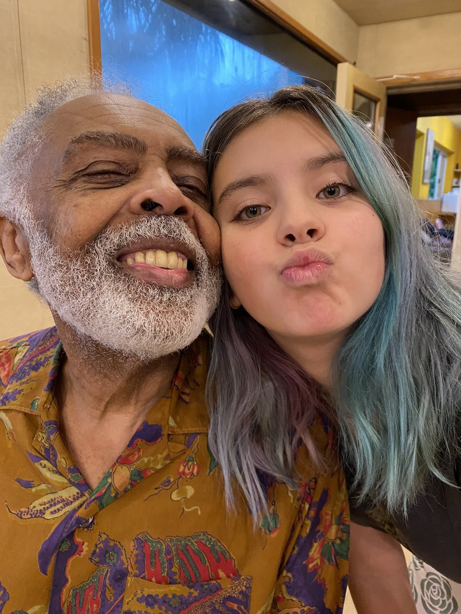 gilbertogil's tweet image. Dezessete anos da Flor, e desde pequena ja querendo cantar. Ela cresceu e encanta por onde passa! Esse ano, Flor lançou seu primeiro álbum, "Cinema Love", que está disponível em todas as plataformas digitais. Que você siga brilhando com seu talento gigante, Florzinha!

#EquipeGil