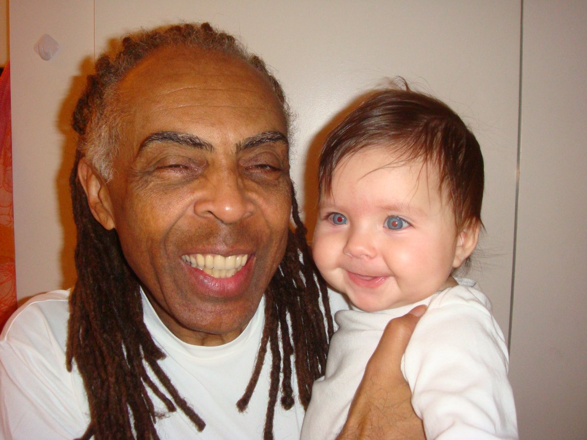 gilbertogil's tweet image. Dezessete anos da Flor, e desde pequena ja querendo cantar. Ela cresceu e encanta por onde passa! Esse ano, Flor lançou seu primeiro álbum, "Cinema Love", que está disponível em todas as plataformas digitais. Que você siga brilhando com seu talento gigante, Florzinha!

#EquipeGil