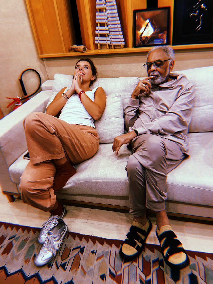 gilbertogil's tweet image. Dezessete anos da Flor, e desde pequena ja querendo cantar. Ela cresceu e encanta por onde passa! Esse ano, Flor lançou seu primeiro álbum, "Cinema Love", que está disponível em todas as plataformas digitais. Que você siga brilhando com seu talento gigante, Florzinha!

#EquipeGil