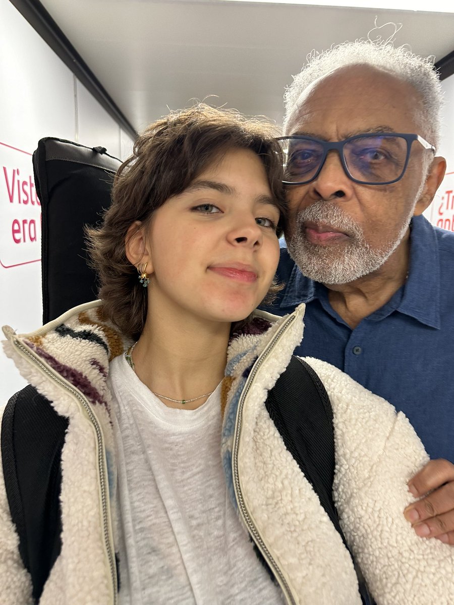 gilbertogil's tweet image. Dezessete anos da Flor, e desde pequena ja querendo cantar. Ela cresceu e encanta por onde passa! Esse ano, Flor lançou seu primeiro álbum, "Cinema Love", que está disponível em todas as plataformas digitais. Que você siga brilhando com seu talento gigante, Florzinha!

#EquipeGil