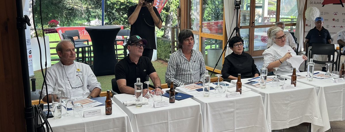 Ángela Basabe, Sabin Unamuno, Rodolfo Villate, Laura Muñoz y Eneko Martínez componen el prestigioso jurado que elegirá al vencedor del #ArabakoPintxoTxapelketa. En la Peña Vitoriana. Presentado por <a href="/aitorbuendia/">Aitor Buendía</a>